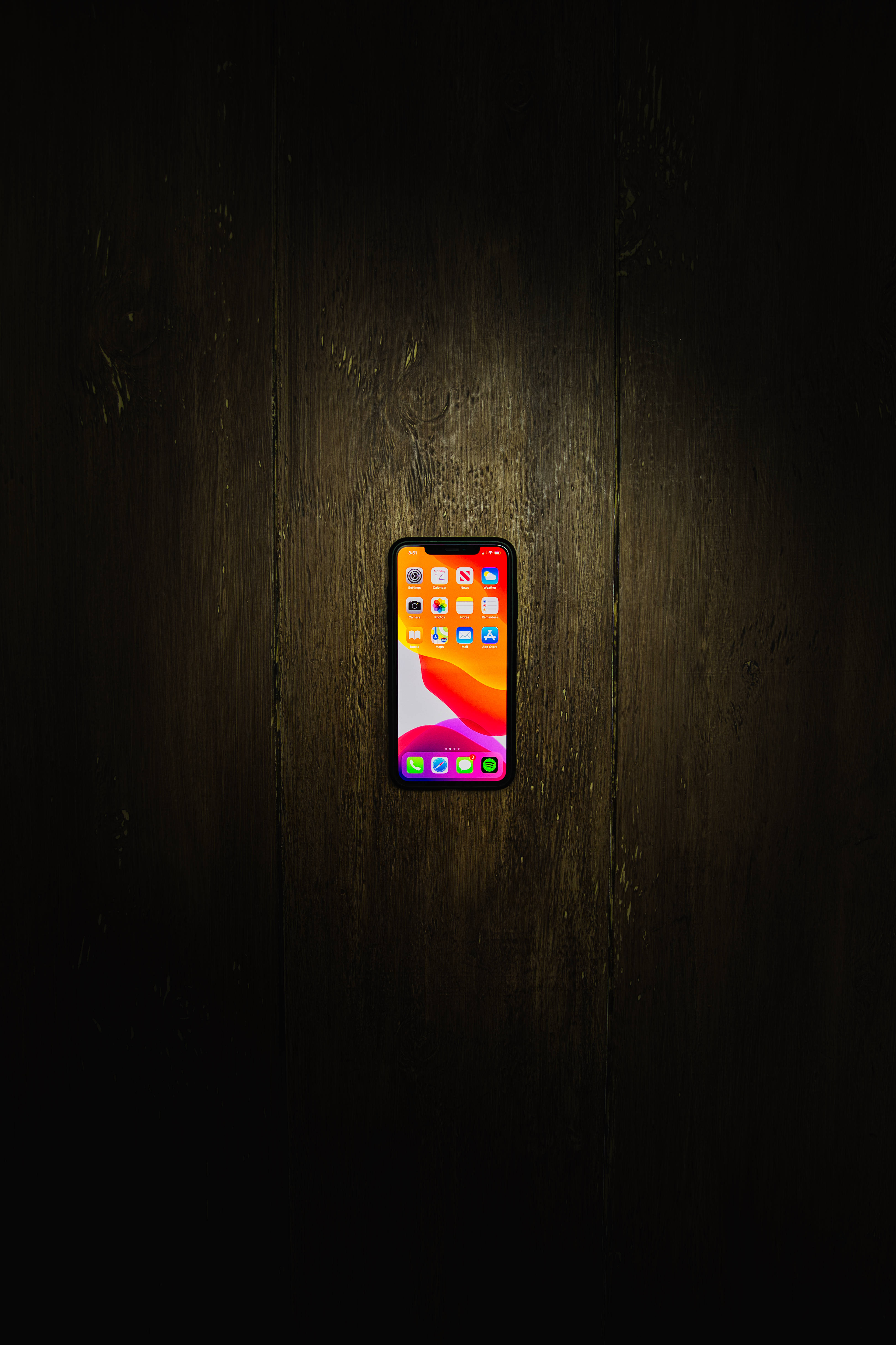 iPhone Xs Max на деревянном полу Обои
