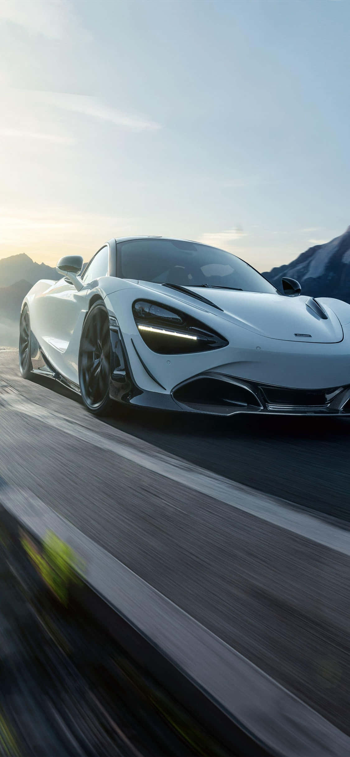 Стильная поездка с iPhone XS в McLaren 720S Обои
