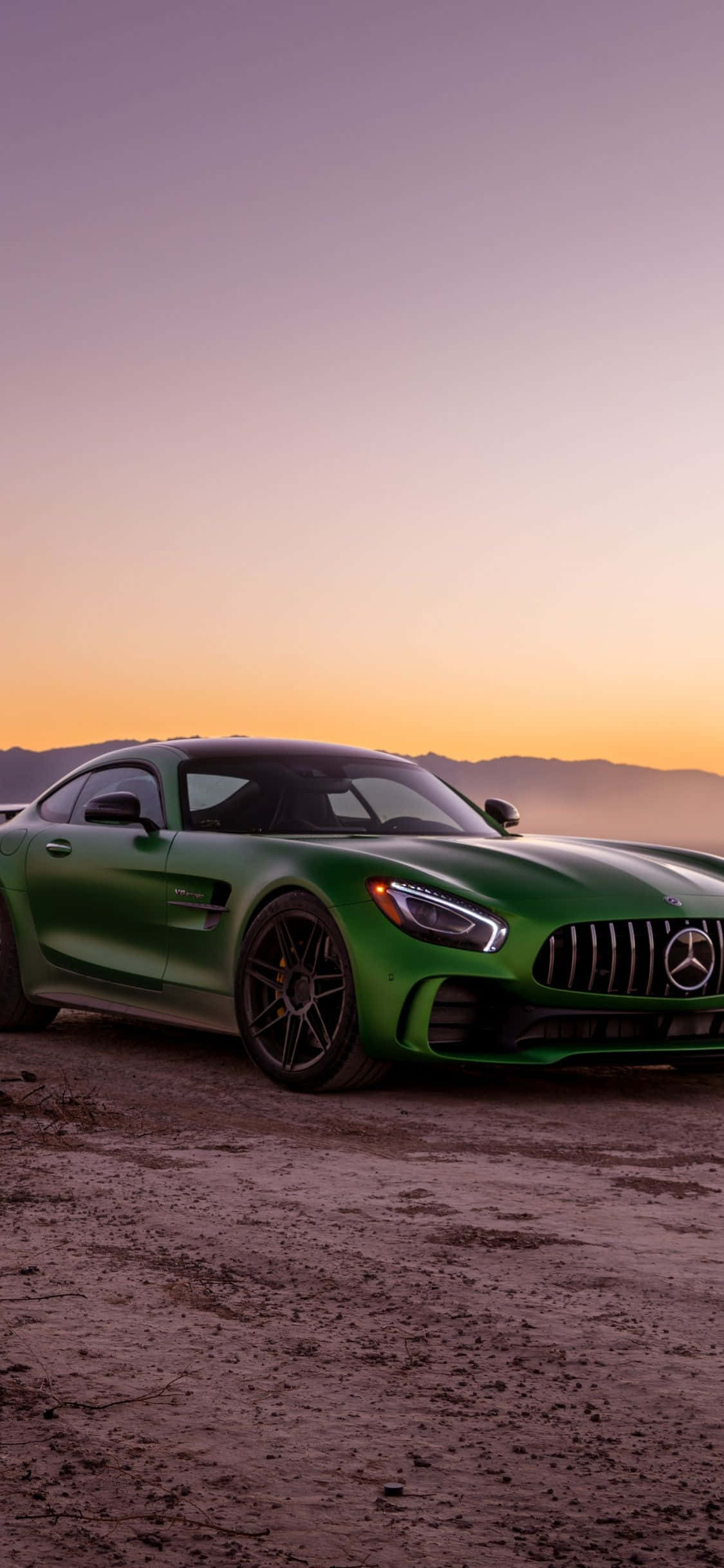 Сияющий зеленый фон iPhone Xs Mercedes Amg Обои