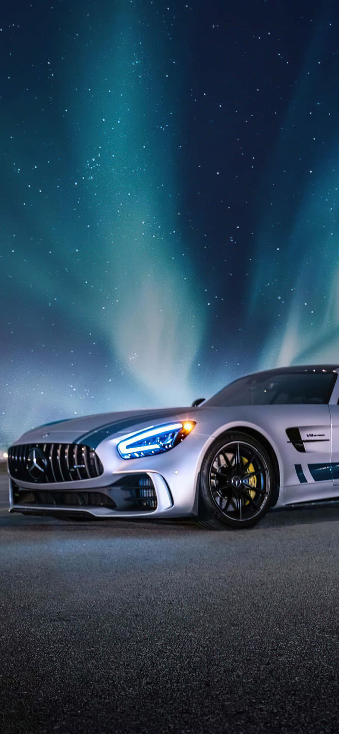 Серебристый фон для iPhone Xs Mercedes Amg с северным сиянием Обои