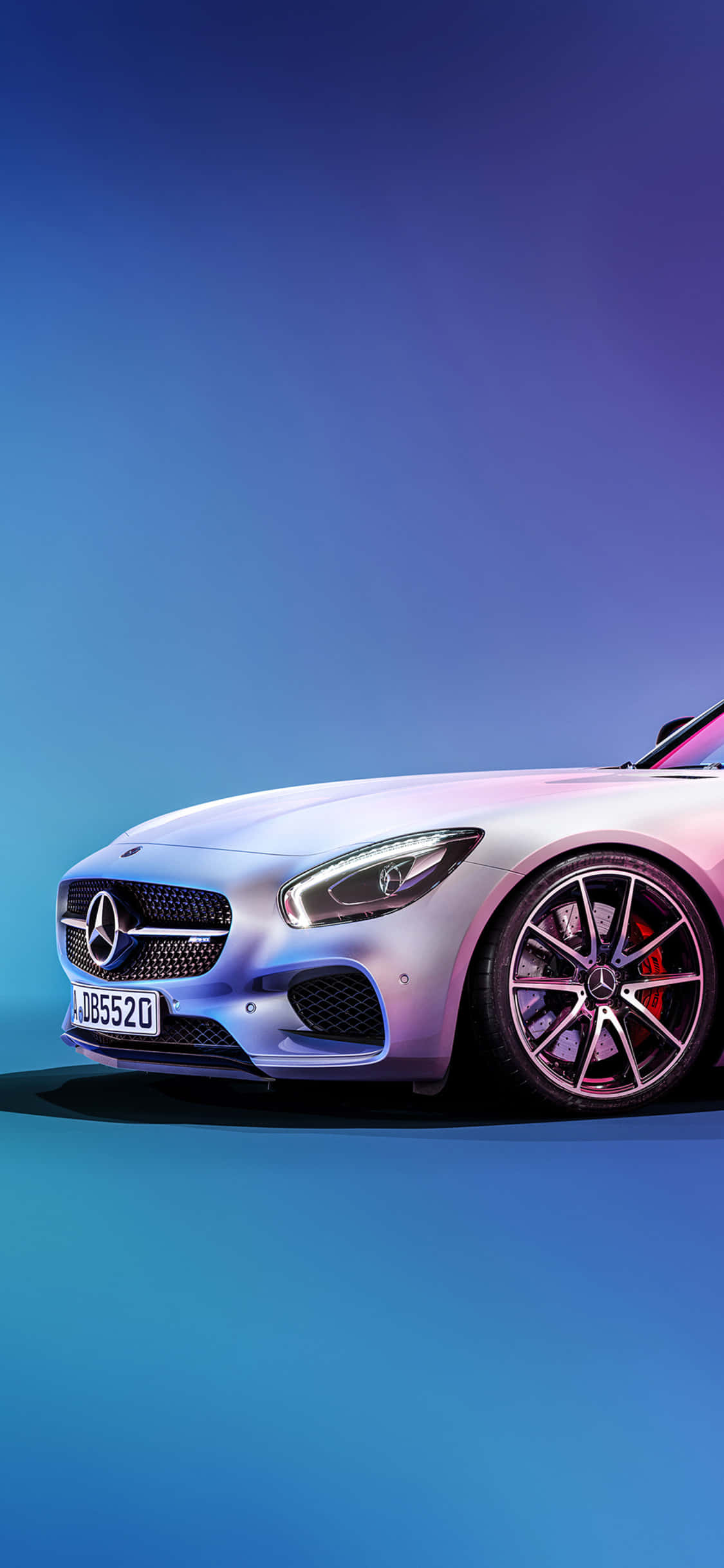 Белый фон iPhone Xs Mercedes Amg с синим задником Обои