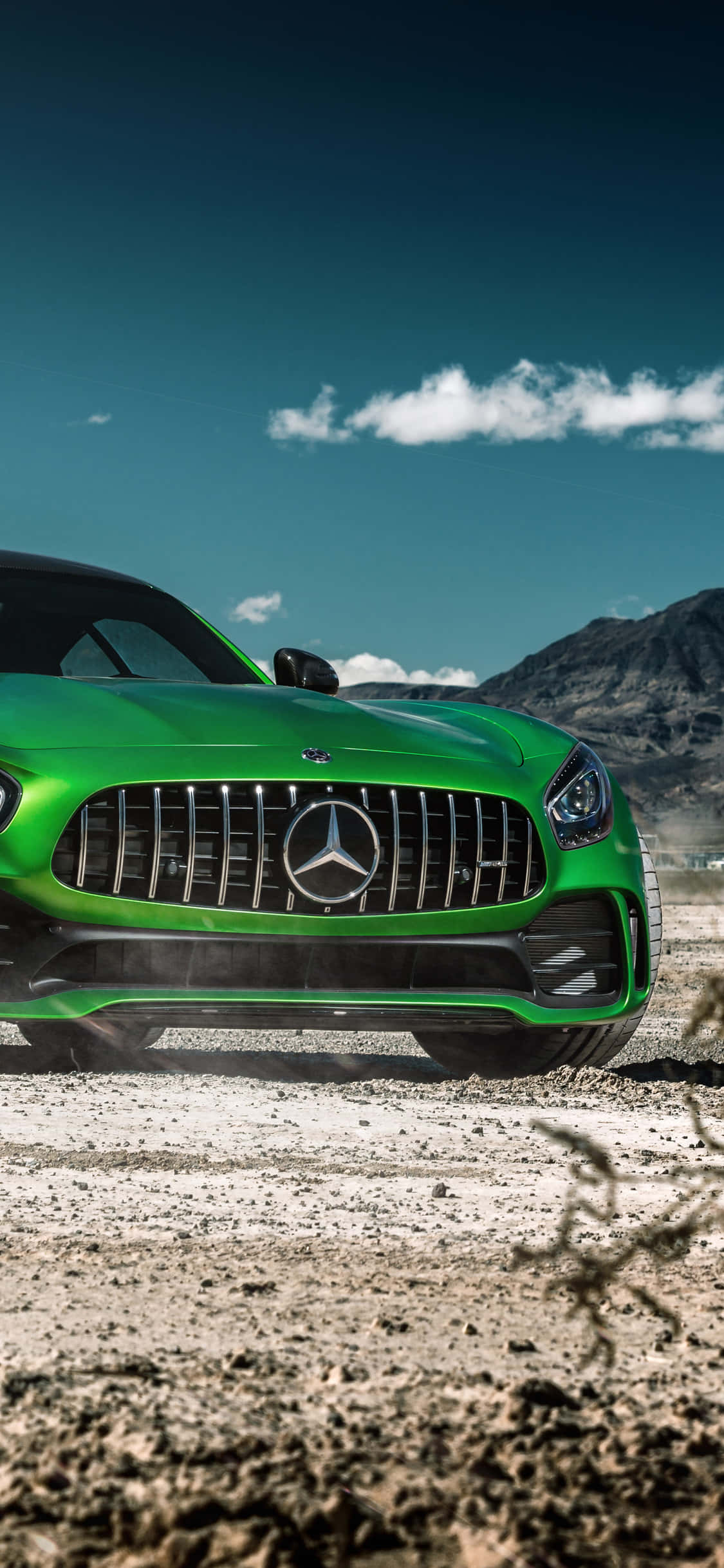 Зеленый фон iPhone Xs Mercedes Amg у гор Обои