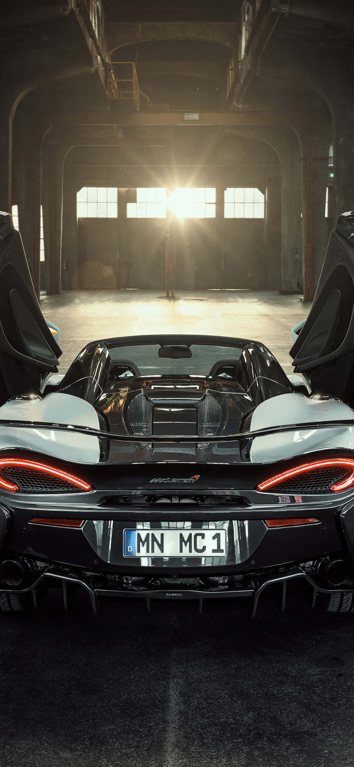 iPhone Xs органично смотрится на фоне McLaren 720s Обои