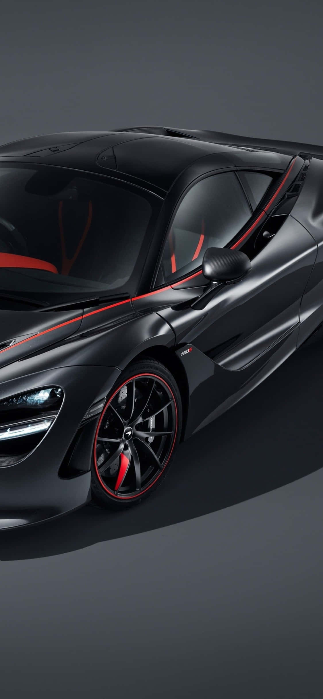 iPhone Xs рядом с элегантным McLaren 720s Обои
