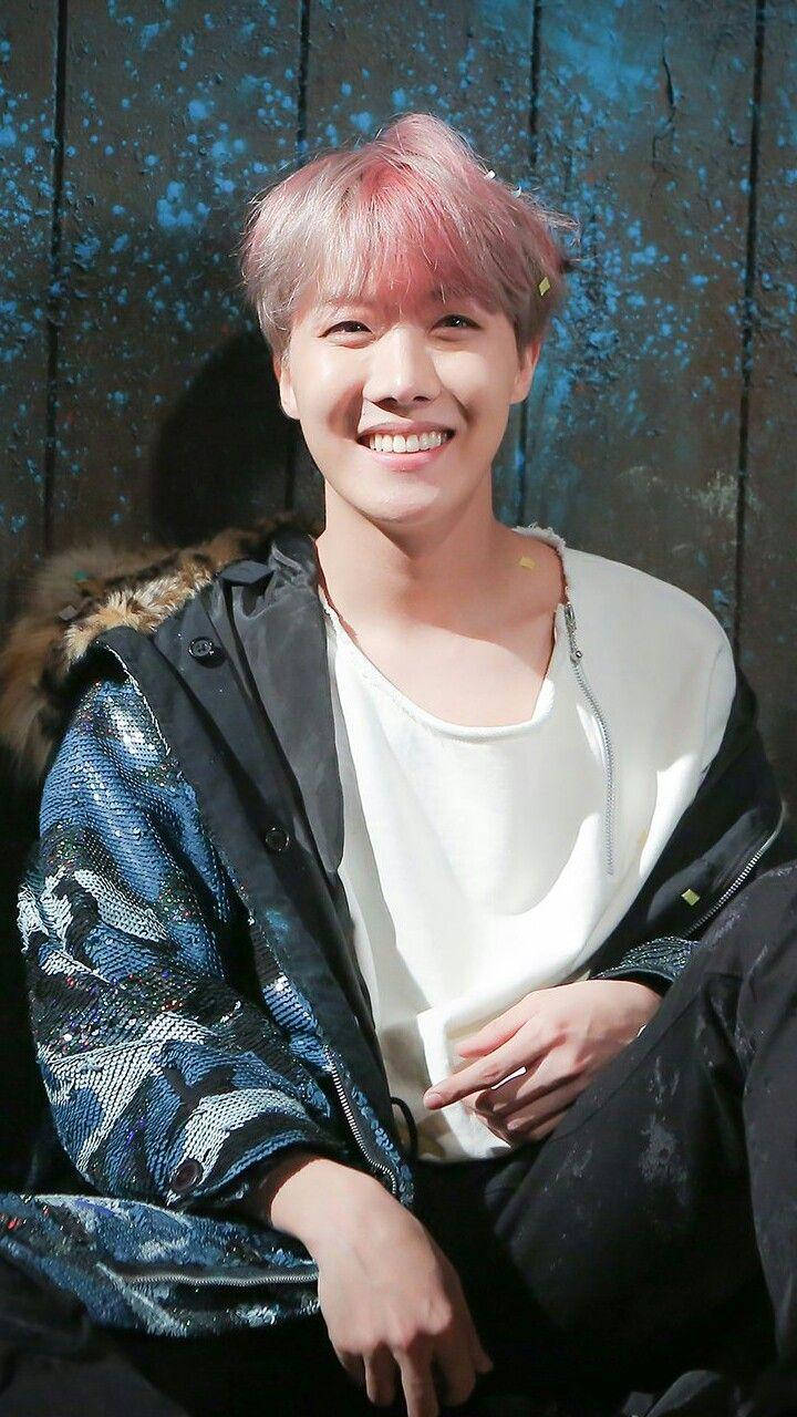 Милый улыбающийся J-Hope из BTS Обои