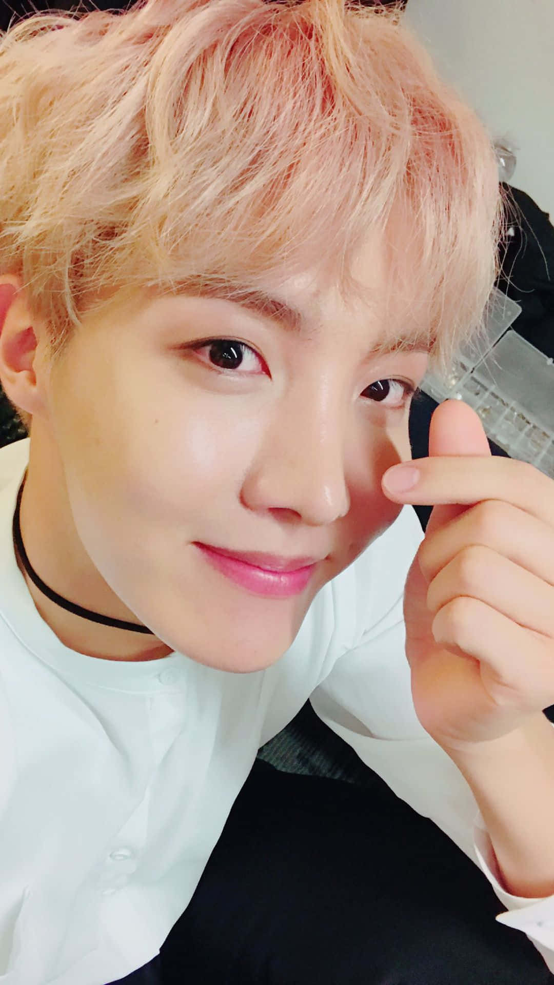 J-hope BTS сердечко пальцами Обои