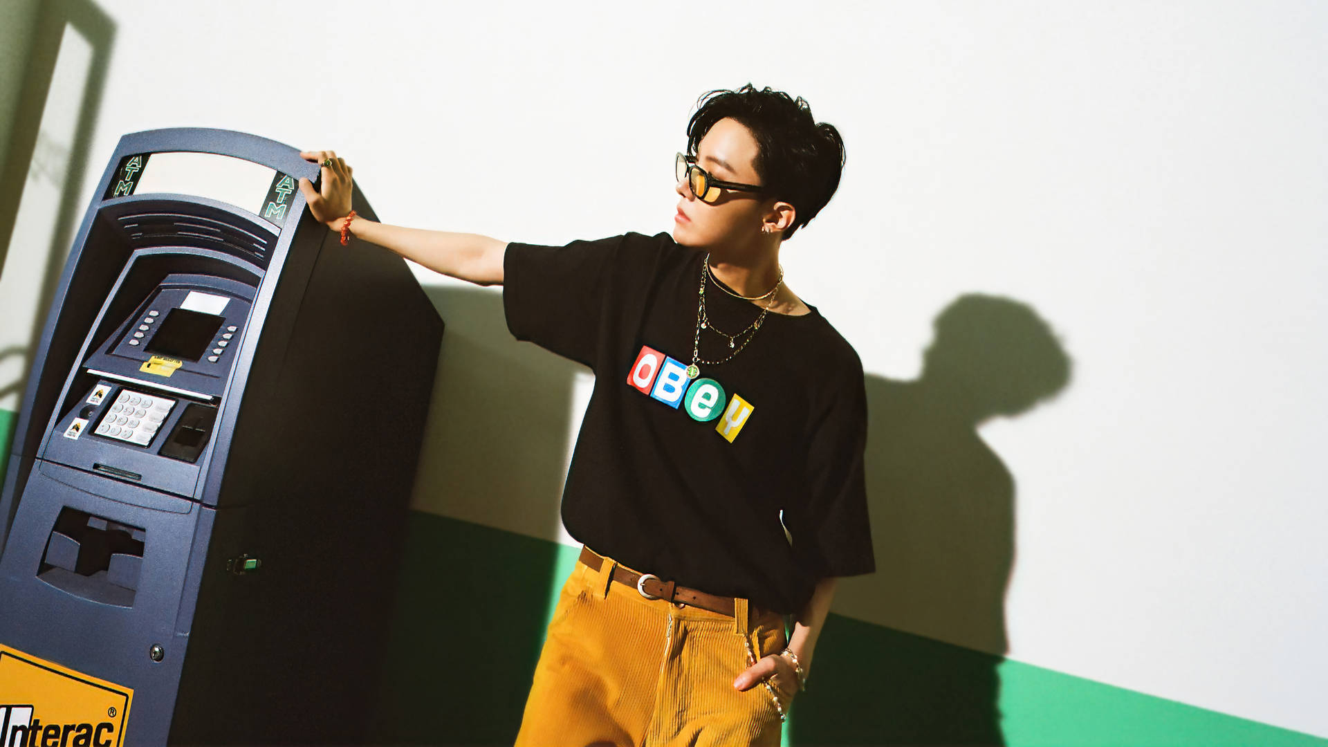 J-Hope позирует с банкоматом Обои