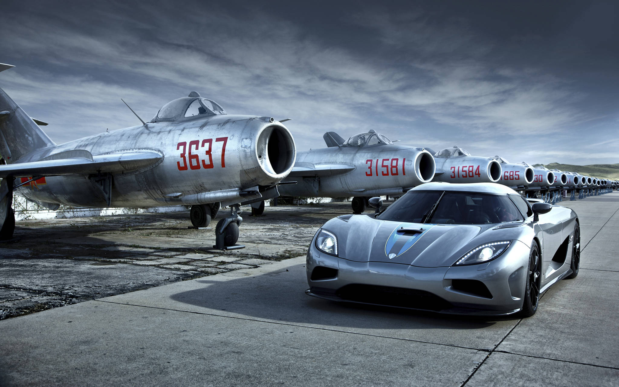 Крутой автомобиль Koenigsegg серый Обои