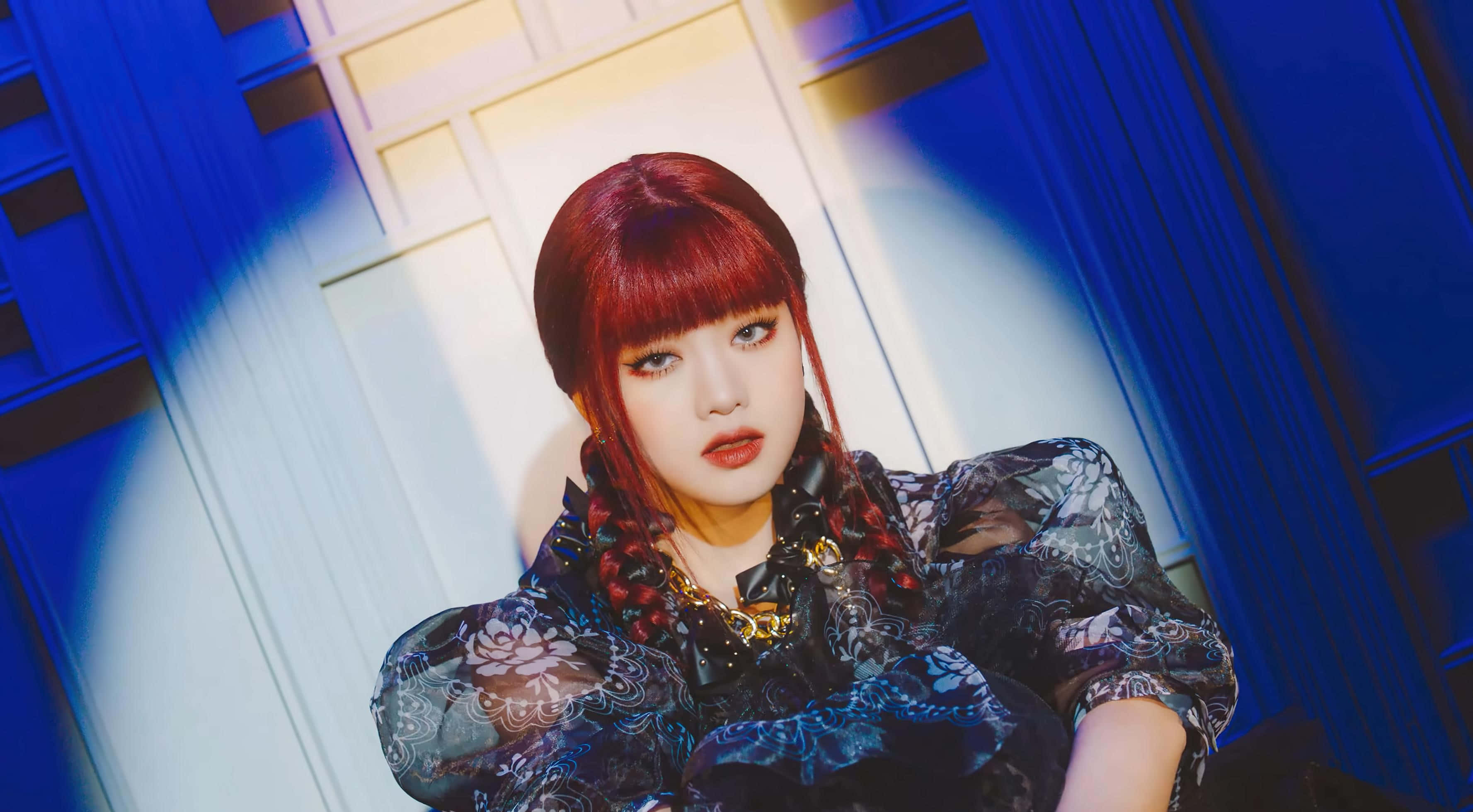 Потрясающая kpop-айдол в захватывающей позе. Обои