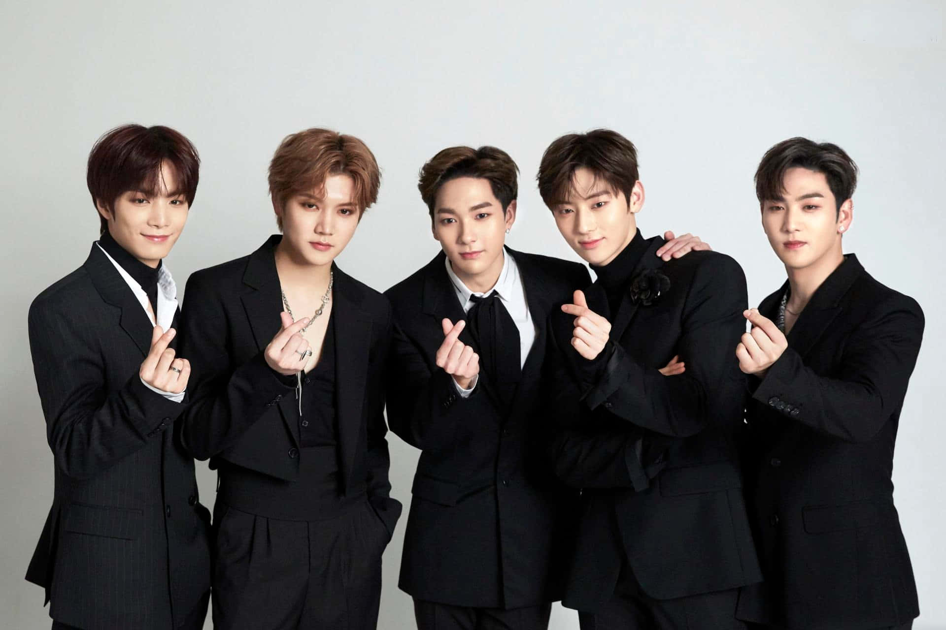 Kpop бойз-бенд NU'EST в костюме Обои