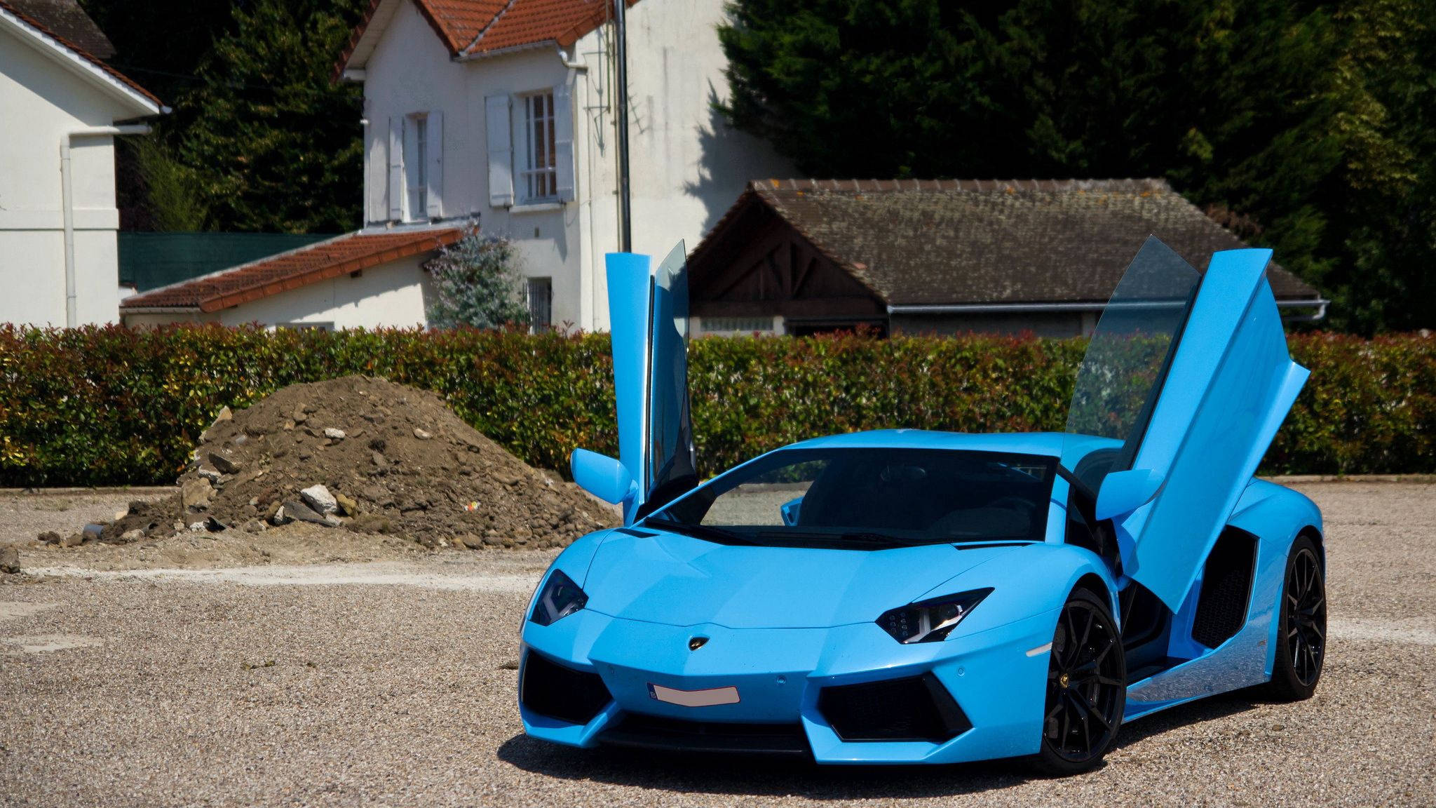 Испытайте высший восторг от вождения небесно-голубого Lamborghini Aventador Обои