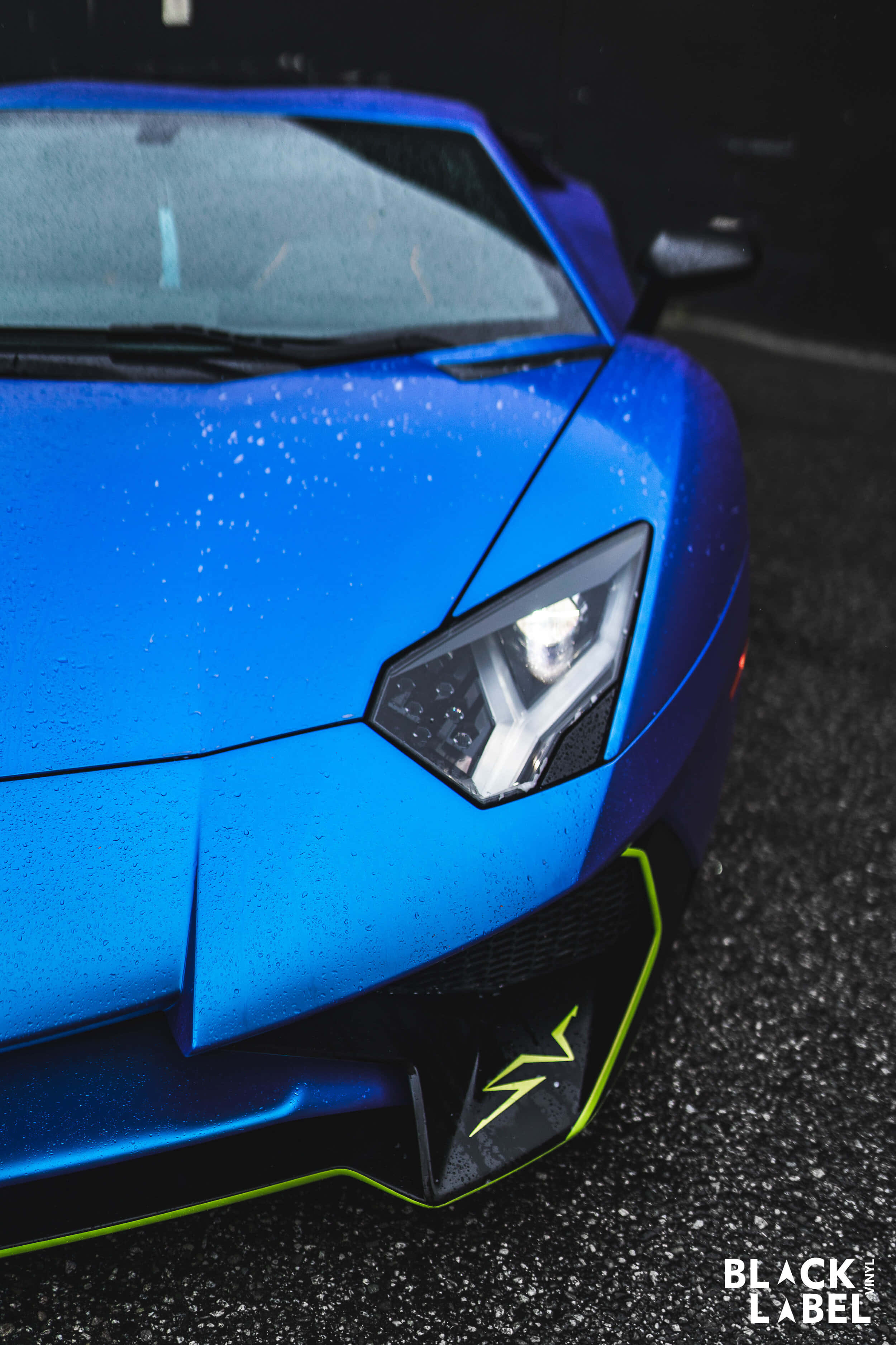 Выглядит стильно на синем Lamborghini. Обои