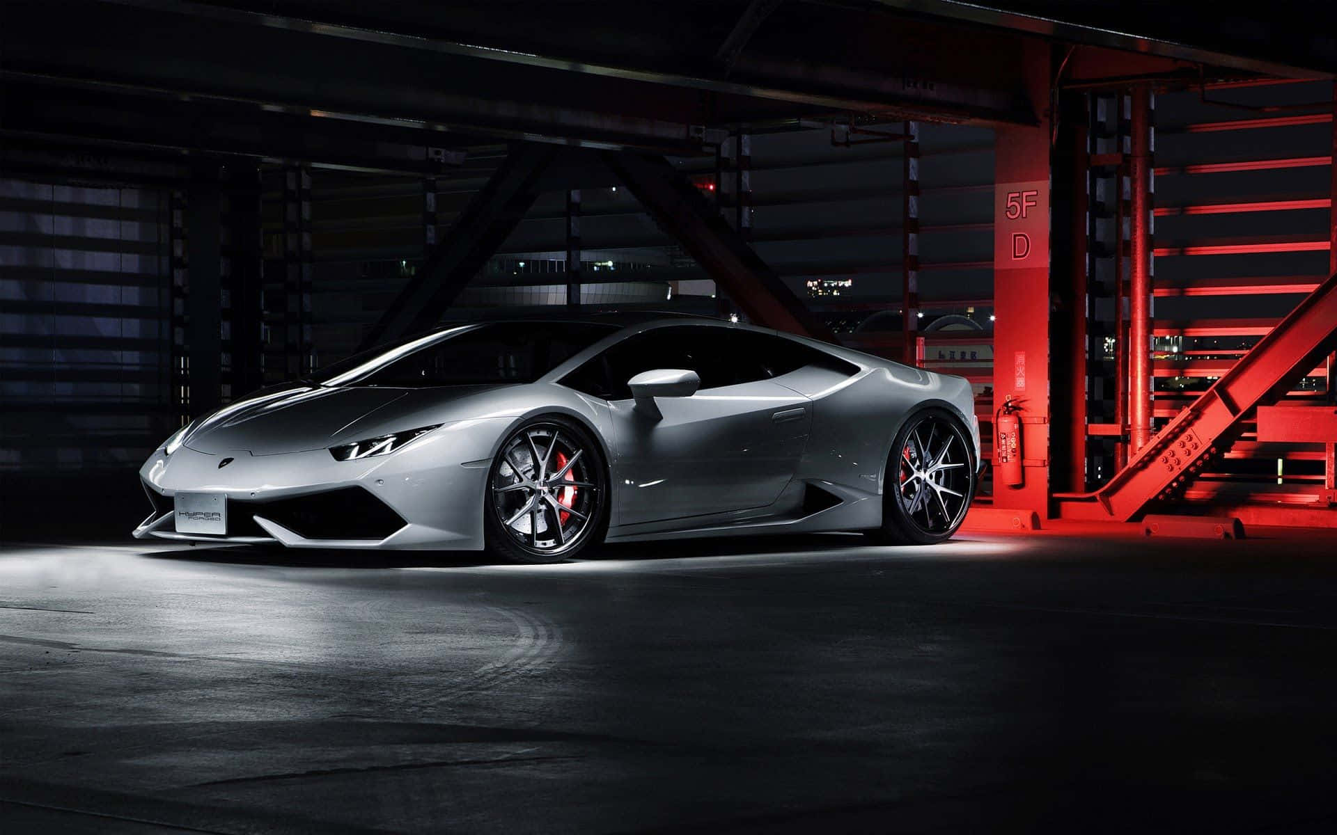 Крутой серебристый Lamborghini Huracan 2015 года Обои