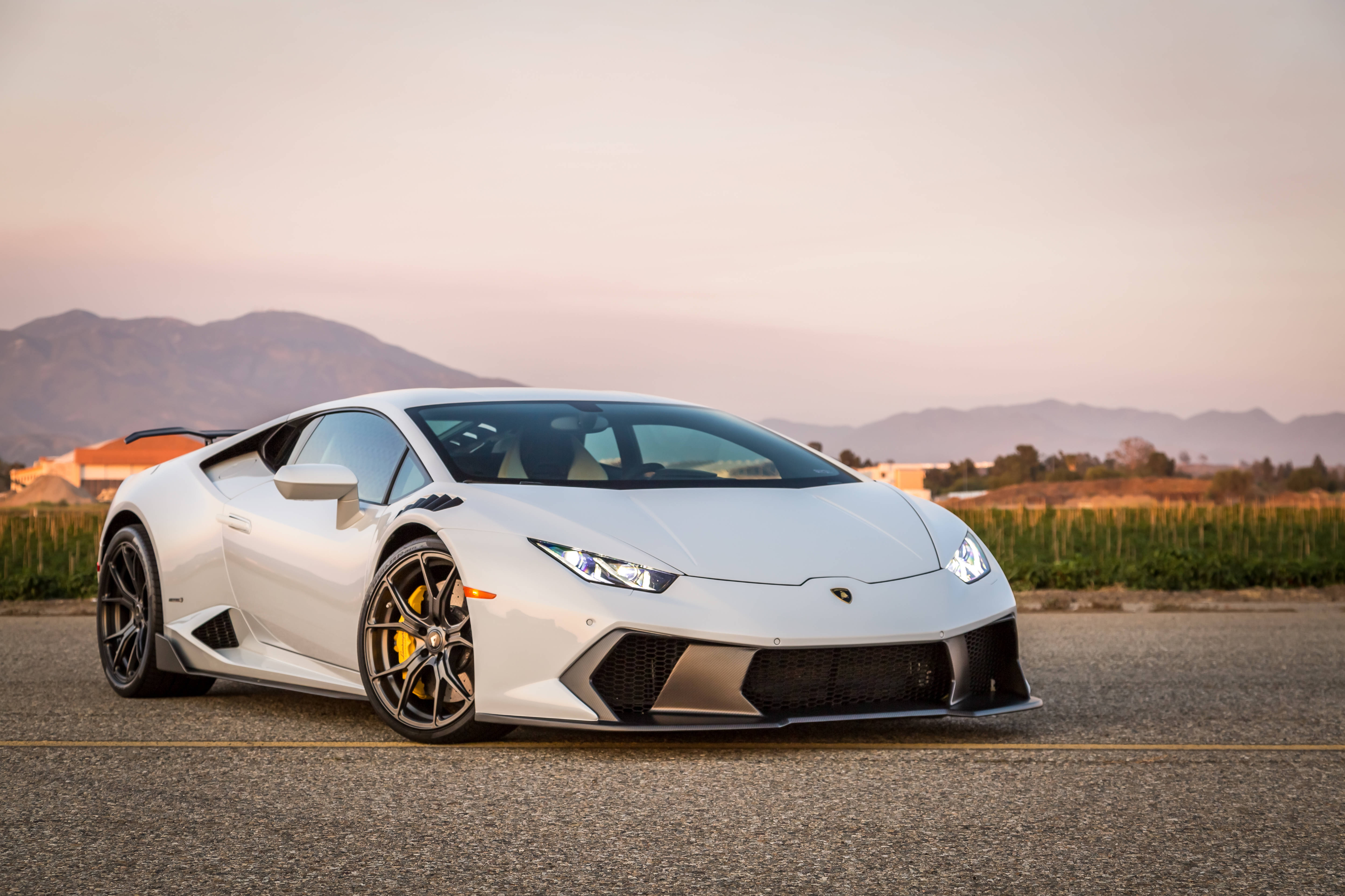 Величественный белый Lamborghini Huracan на закате Обои