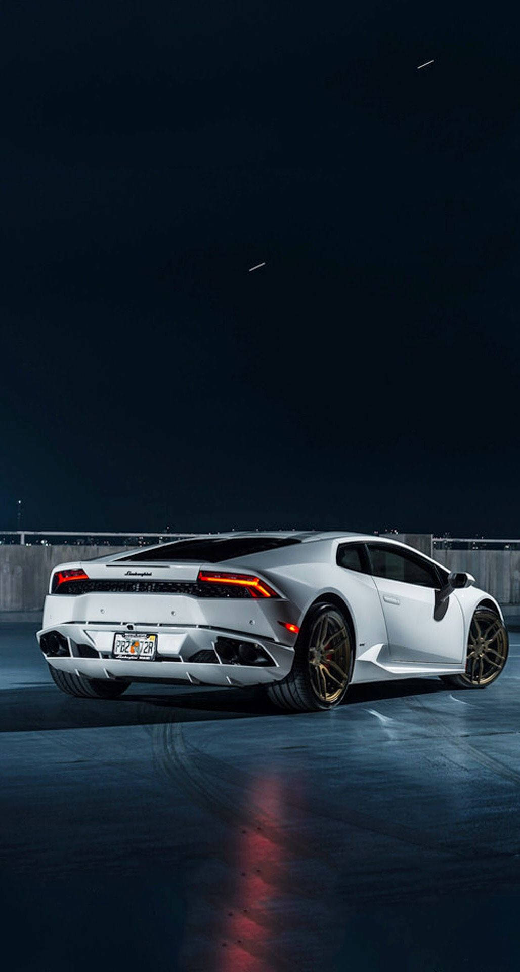 Эксклюзивный Lamborghini на парковке на крыше — идеальные обои для iPhone Обои