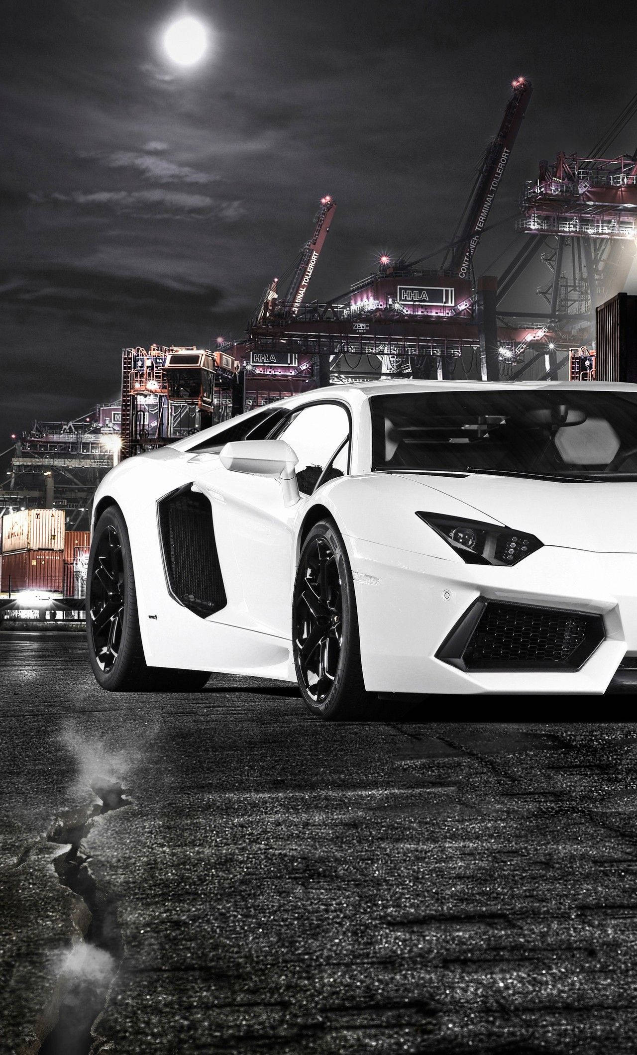 Роскошный образ жизни — белый Lamborghini вместе с iPhone Обои