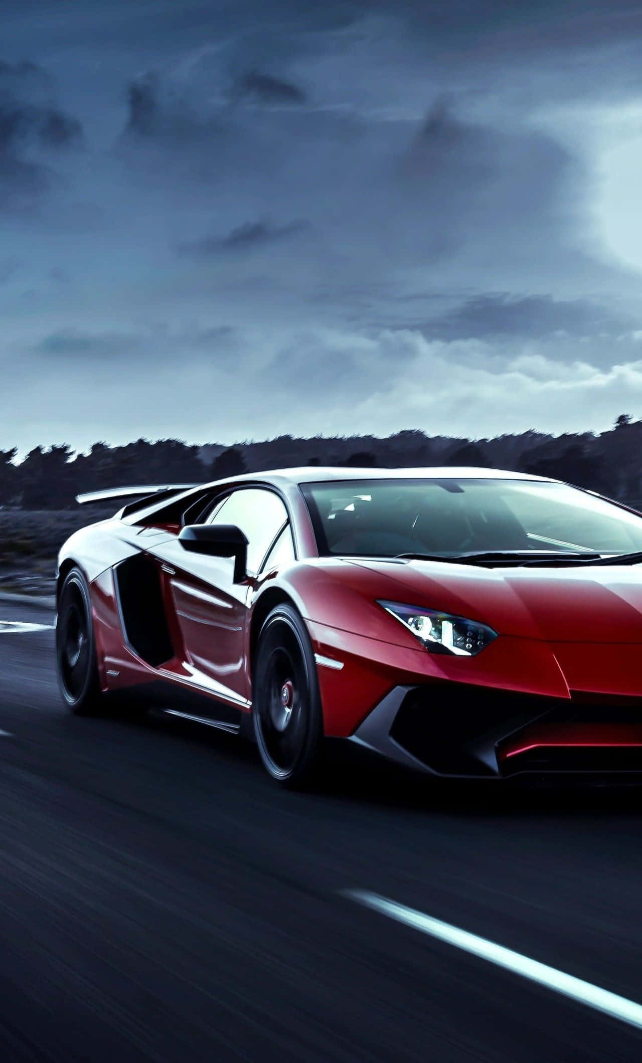 Автомобиль едет в хмурый день — Lamborghini для телефона Обои