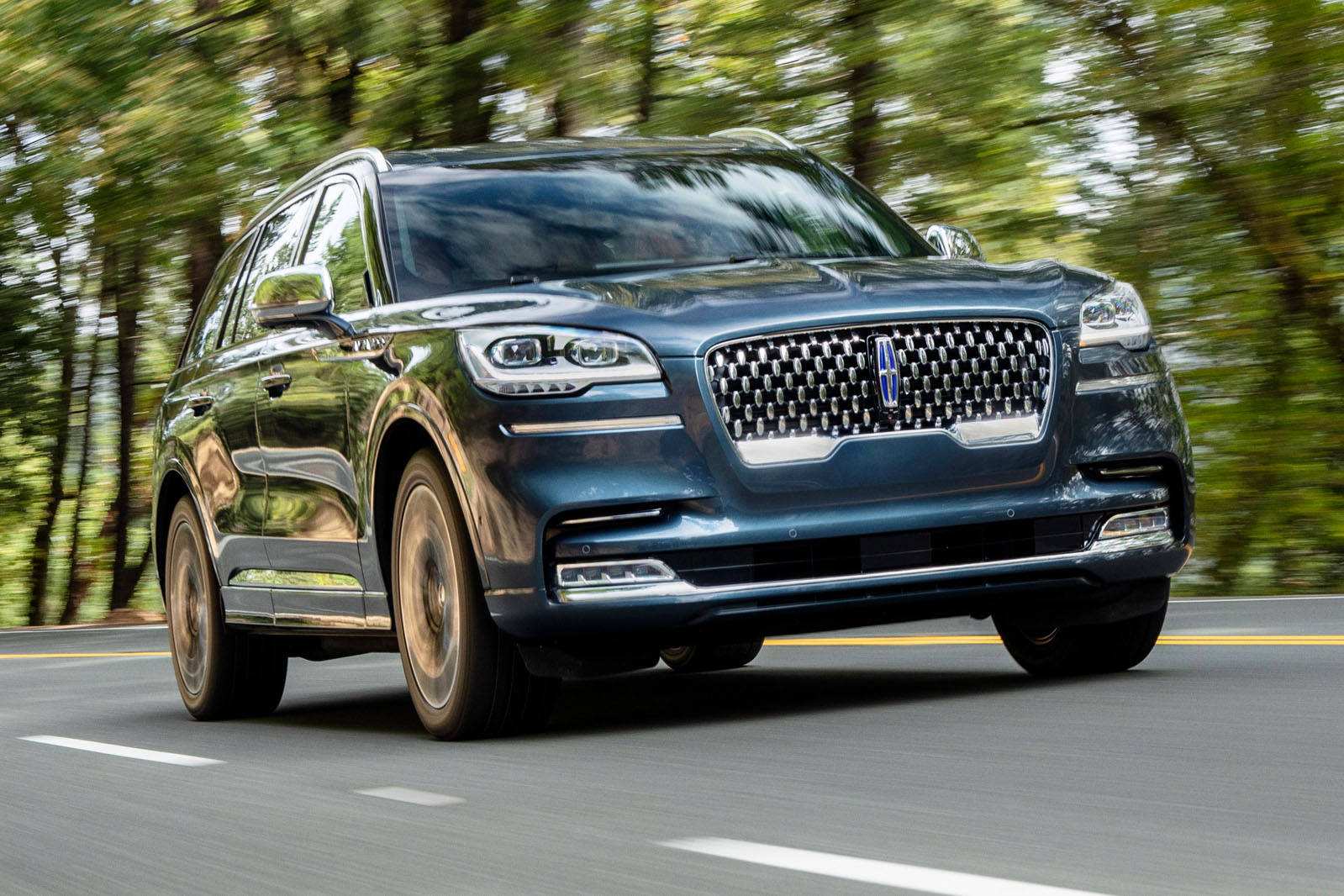 Черный Lincoln Navigator на дороге