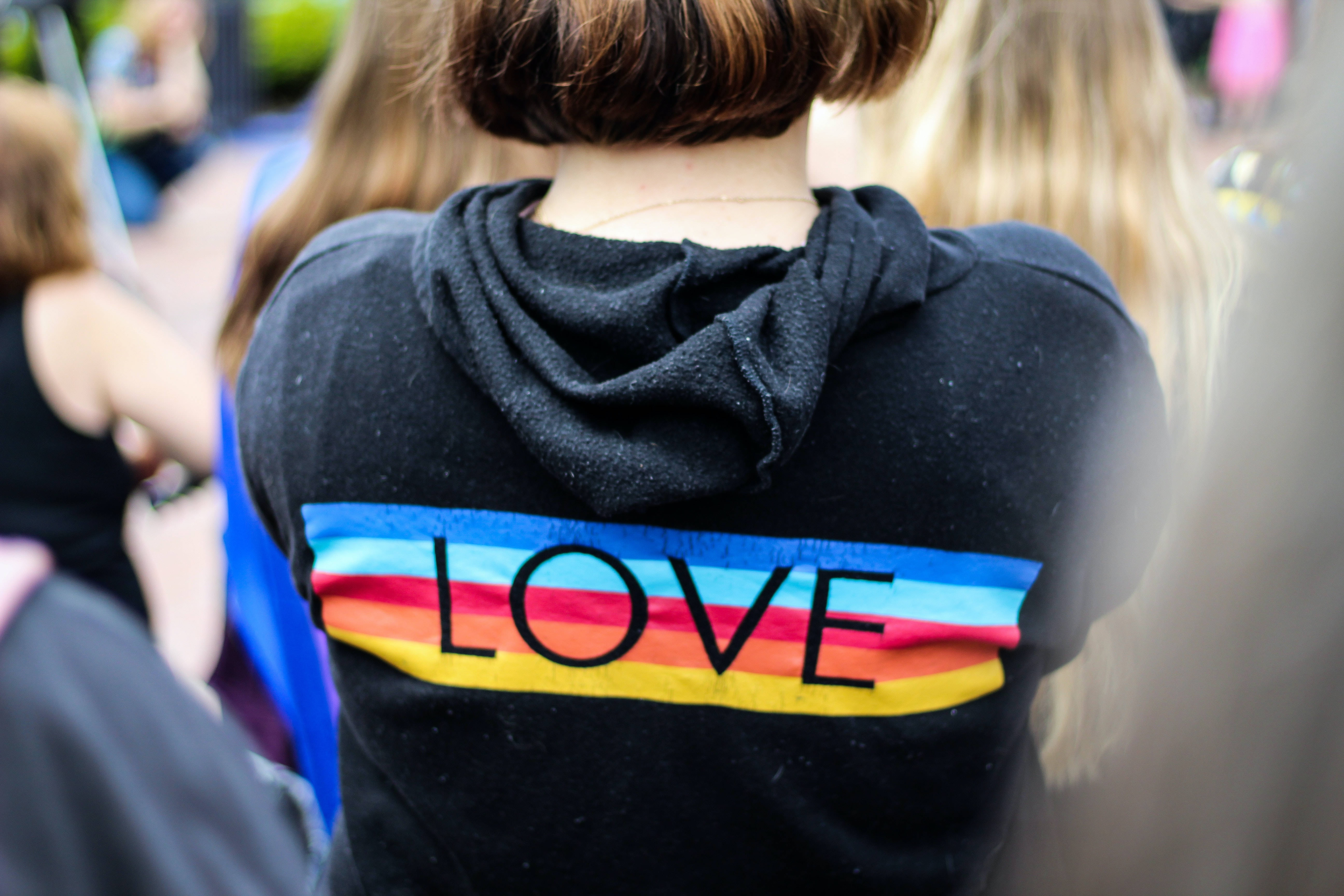 Лесбиянка в худи с надписью LOVE Обои