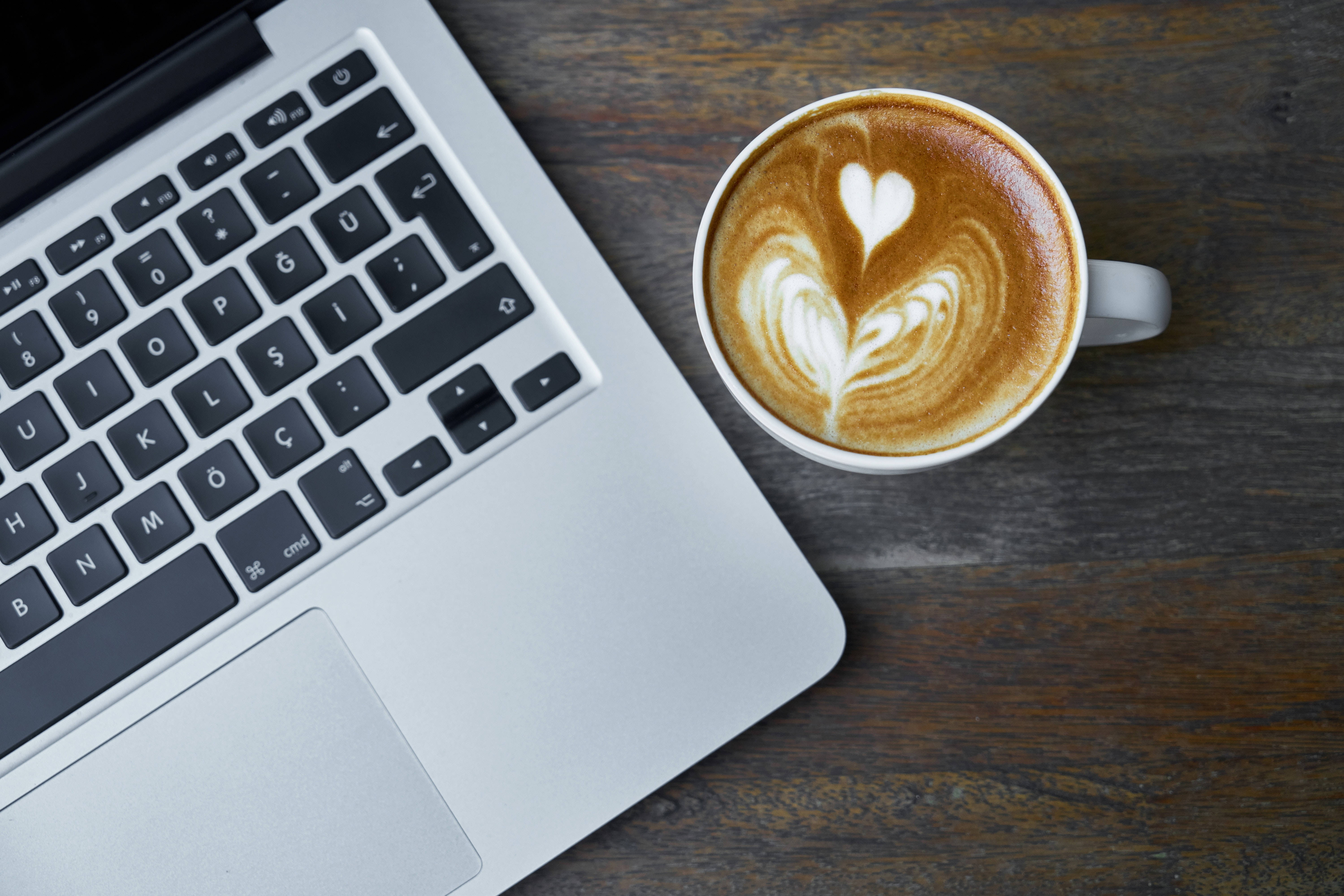 Минималистичное рабочее место с Mac и ноткой природы Обои