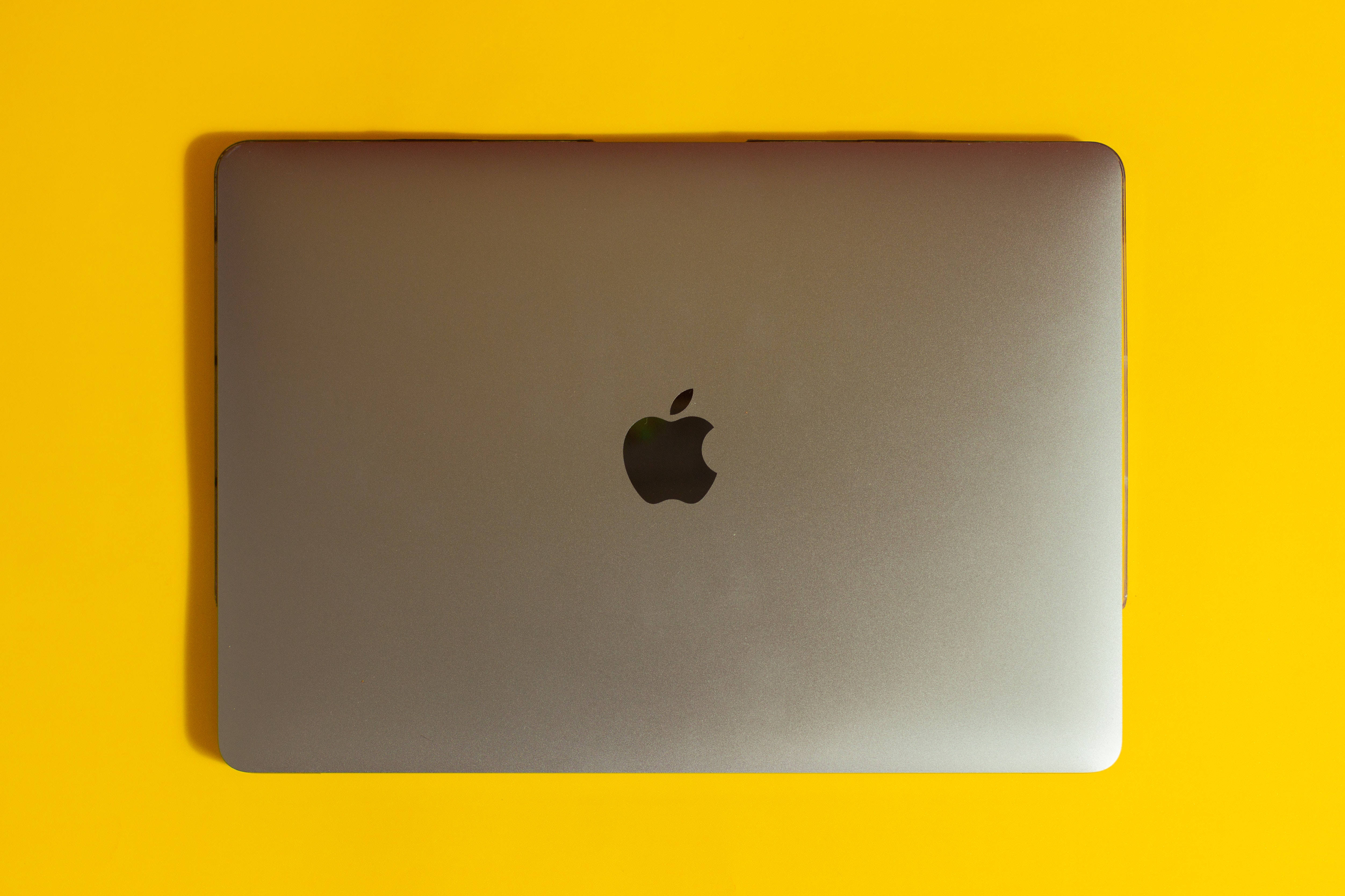 Минималистичное рабочее место Mac с ноткой элегантности Обои