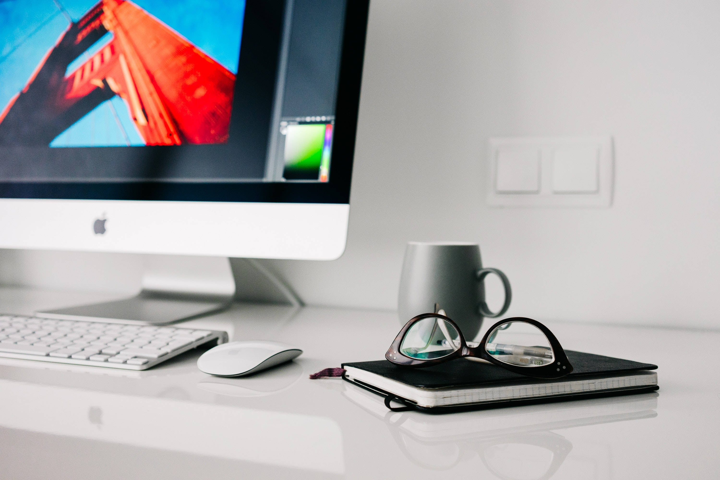 Подпись: Изысканное рабочее место Mac на чистом деревянном столе Обои