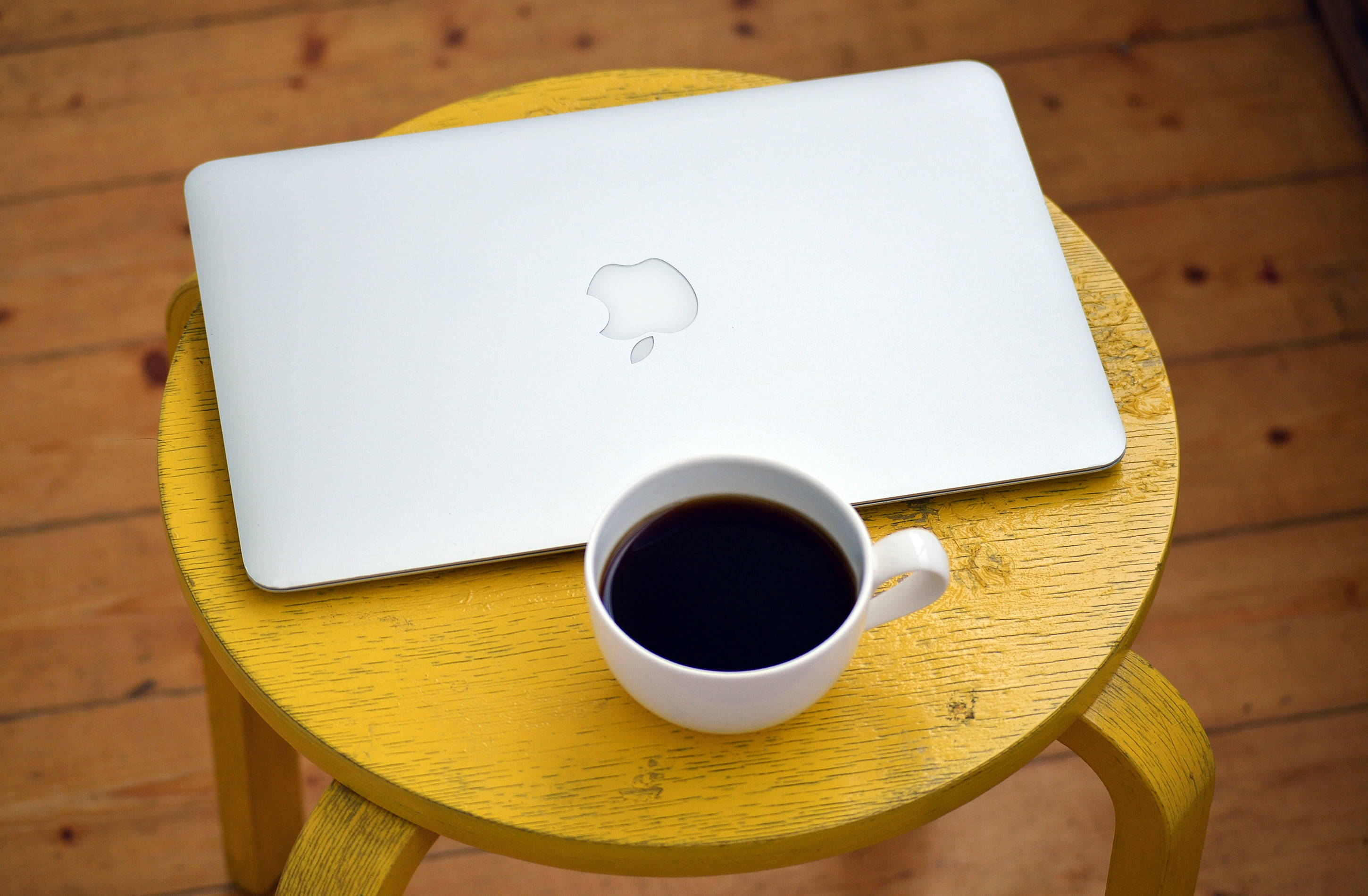 Кофе и MacBook Air Обои