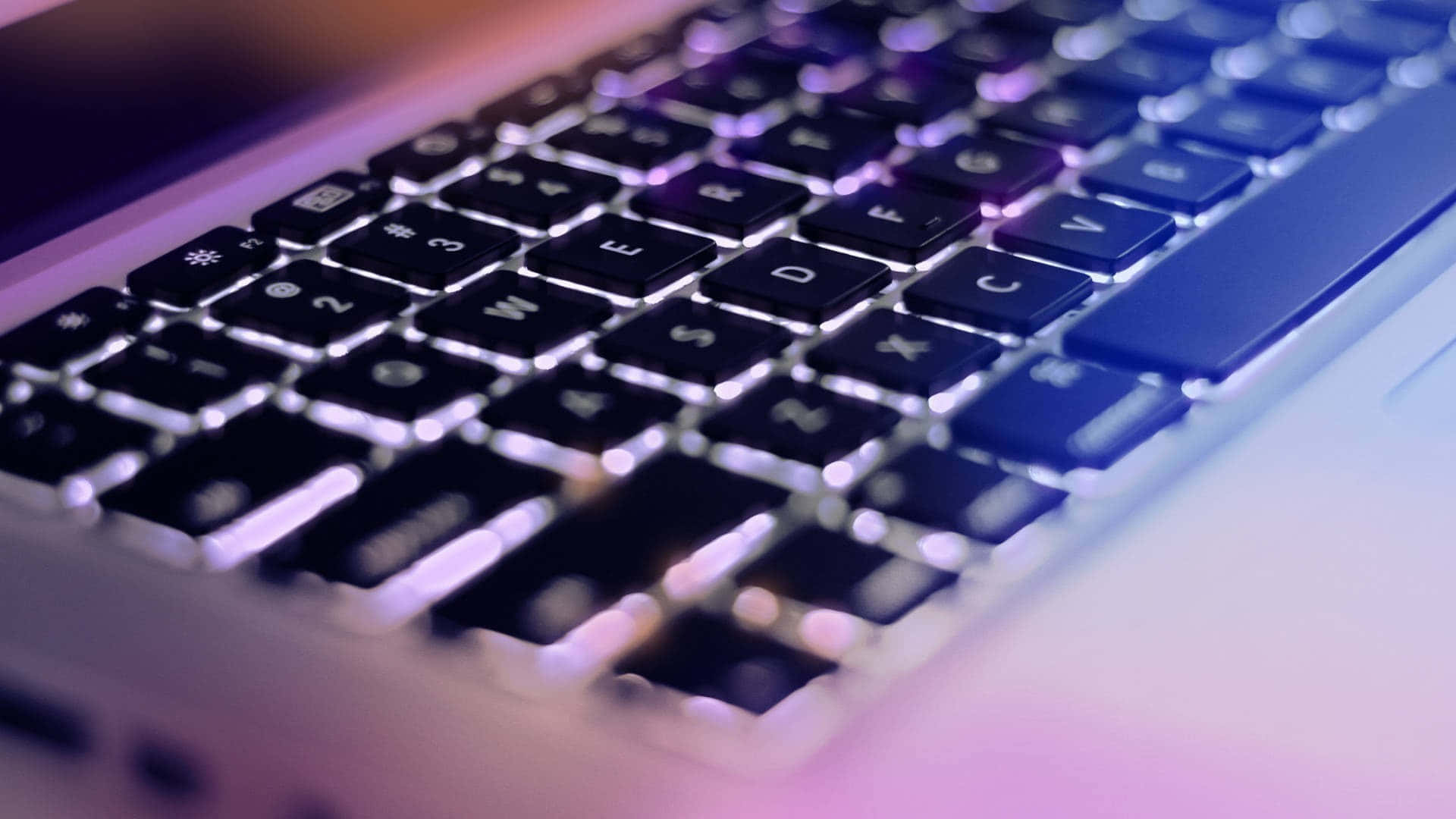 Эстетичный MacBook открыт и готов к использованию Обои