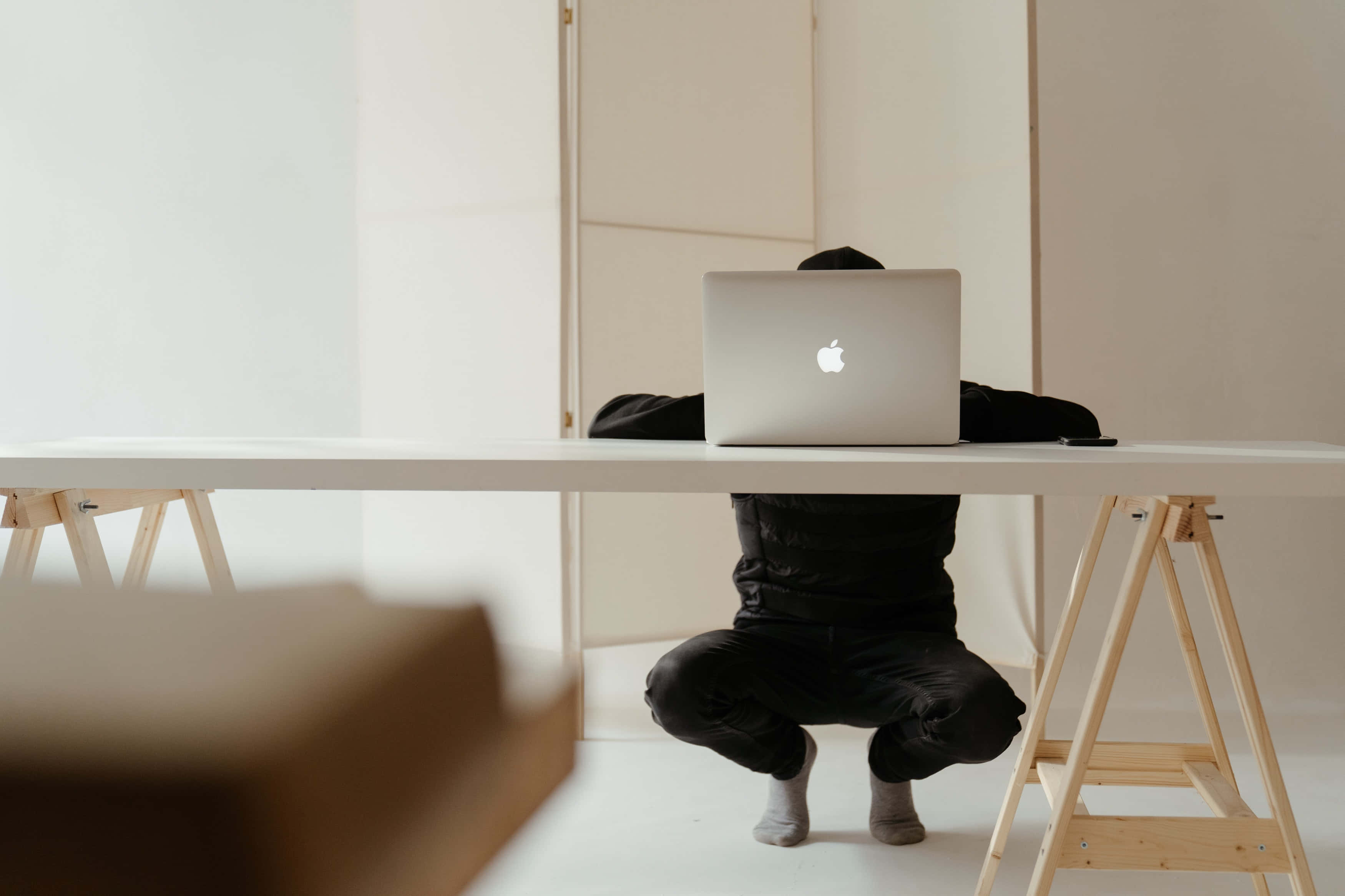 Обновите свое рабочее пространство с эстетичным Macbook Обои