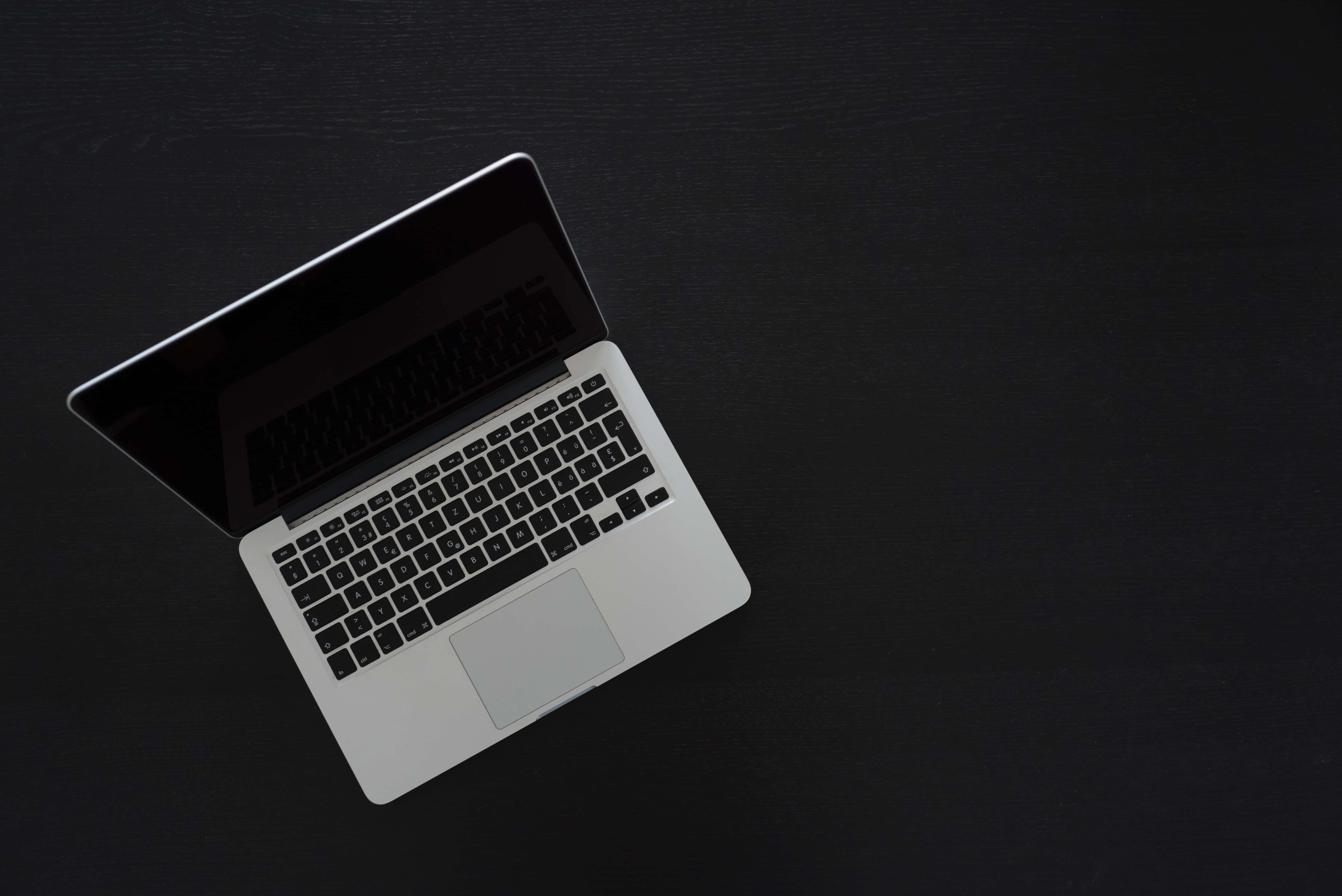 Захватывающая эстетика рабочего места с MacBook Обои