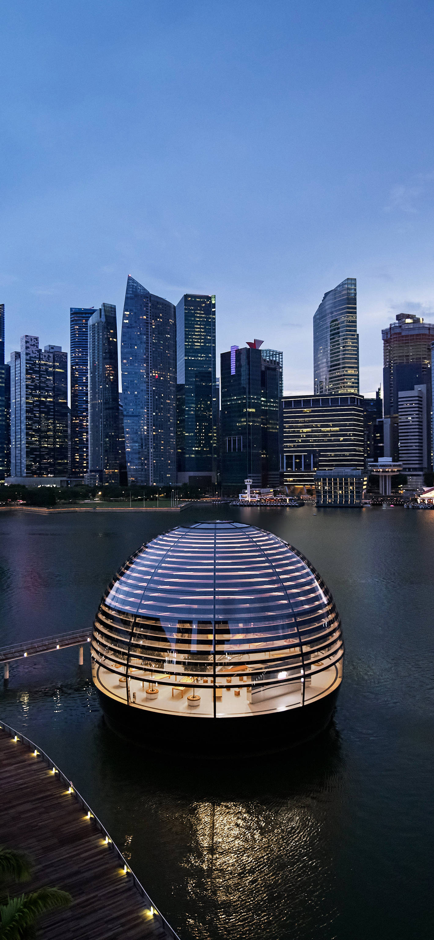 Купол Marina Bay Sands над водой на телефон Обои