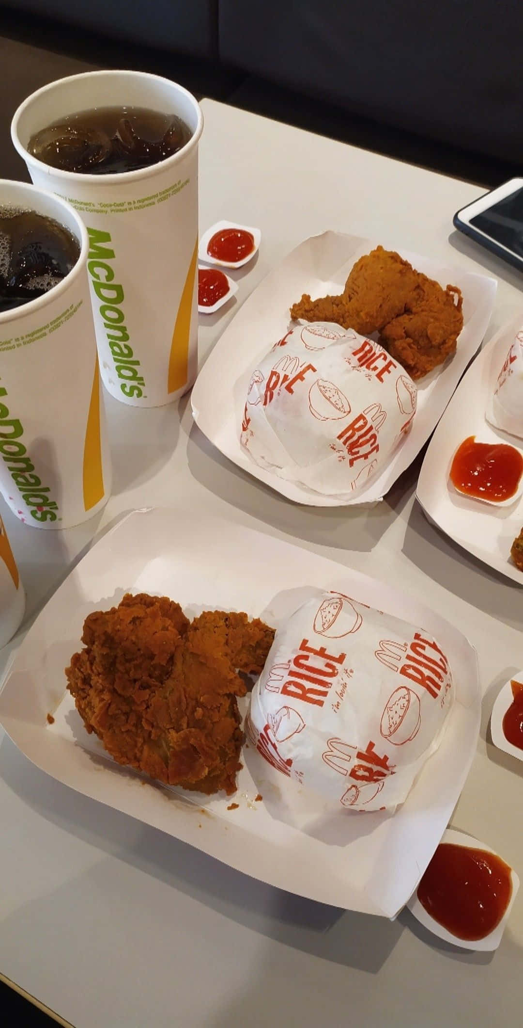 Тарелка с курицей и рисом McDonald's Фотография еды Обои