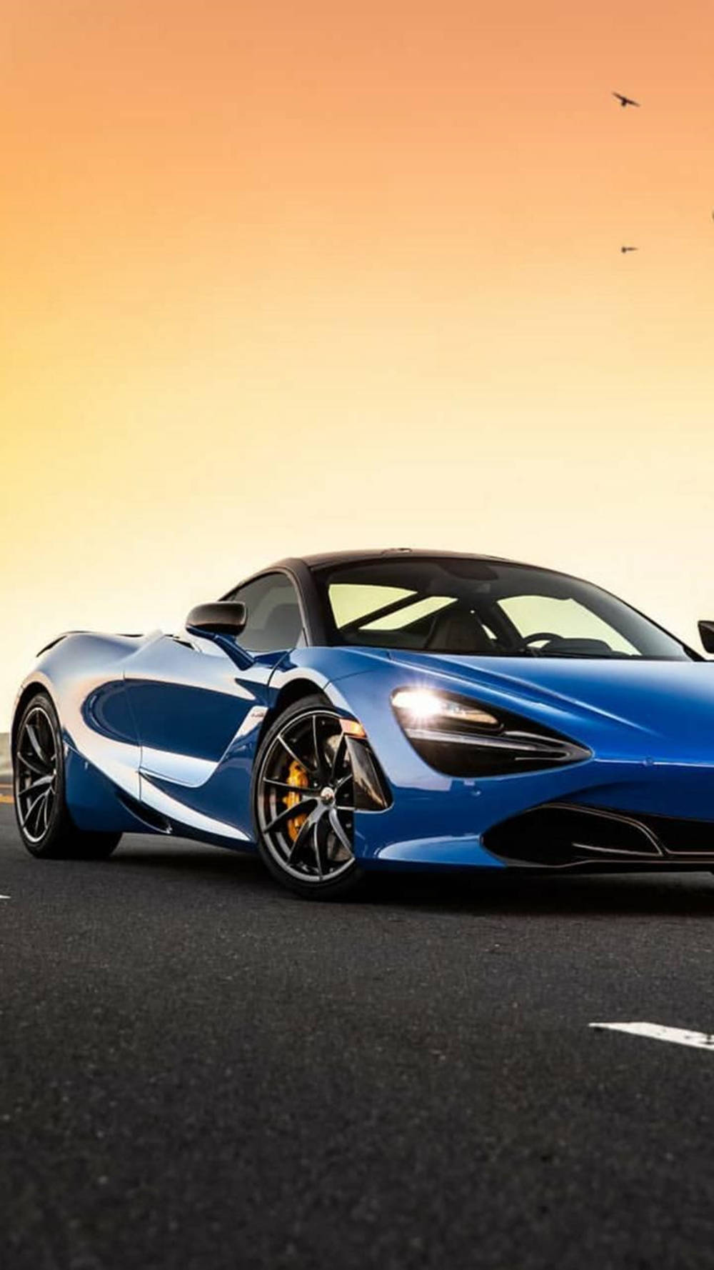 Синий McLaren 720S на закате для телефона Обои