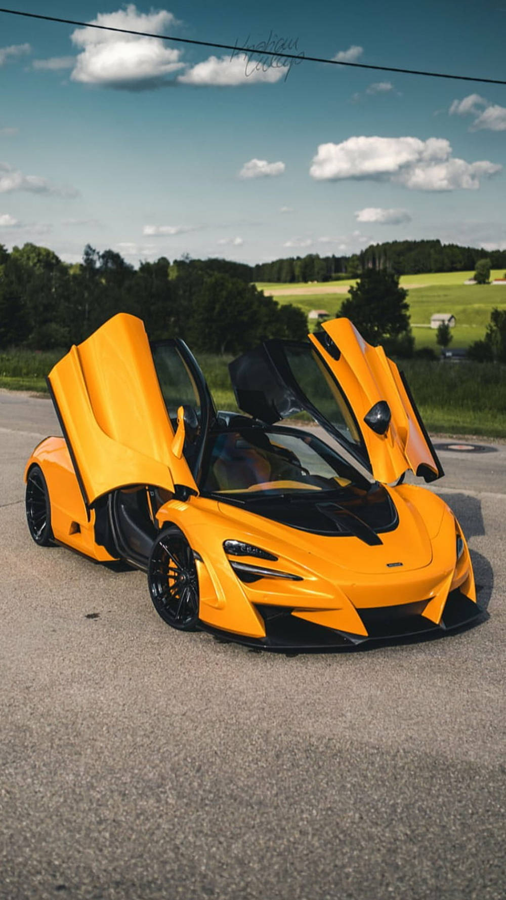 Желтый McLaren 720S с открытыми дверями на телефон Обои