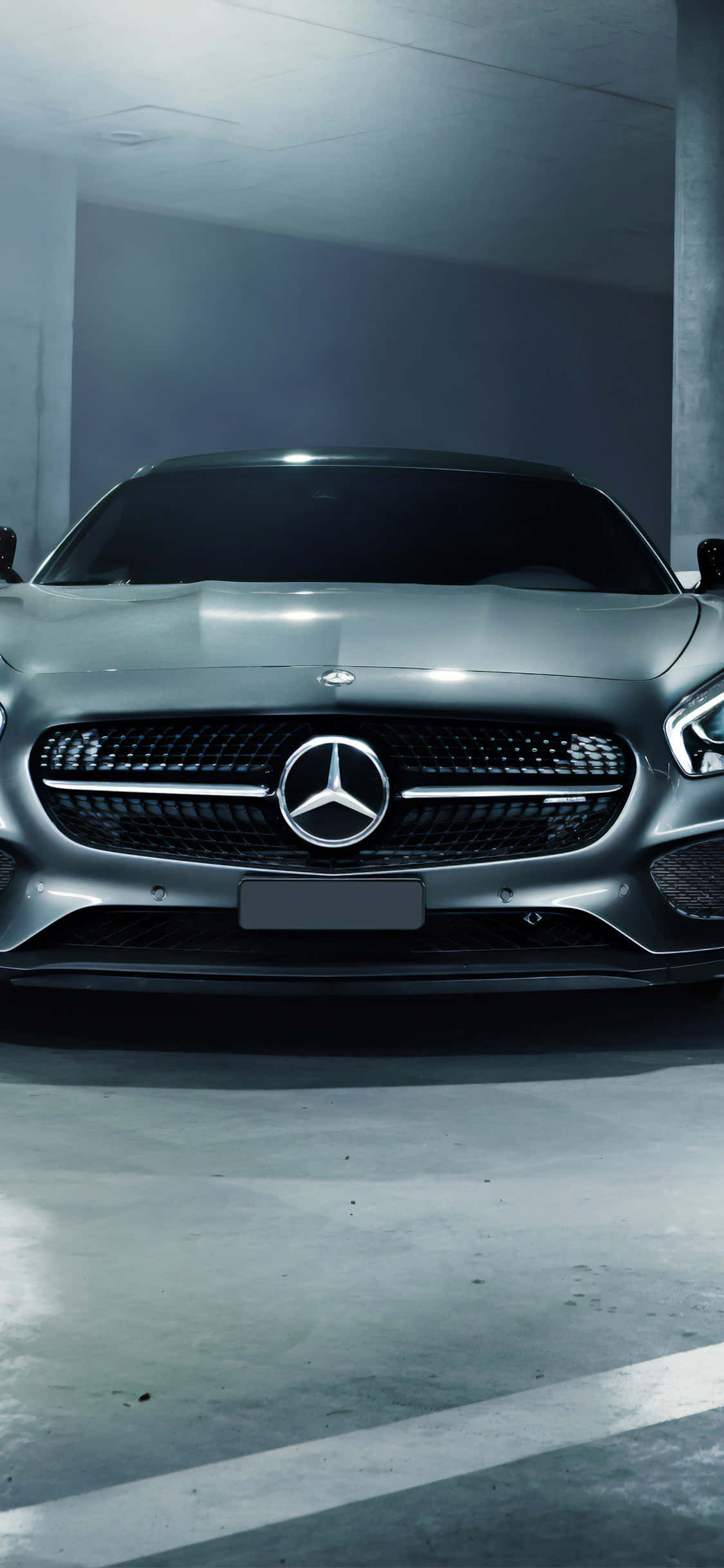 Серебристый фон Mercedes Amg для iPhone Xs на парковке Обои