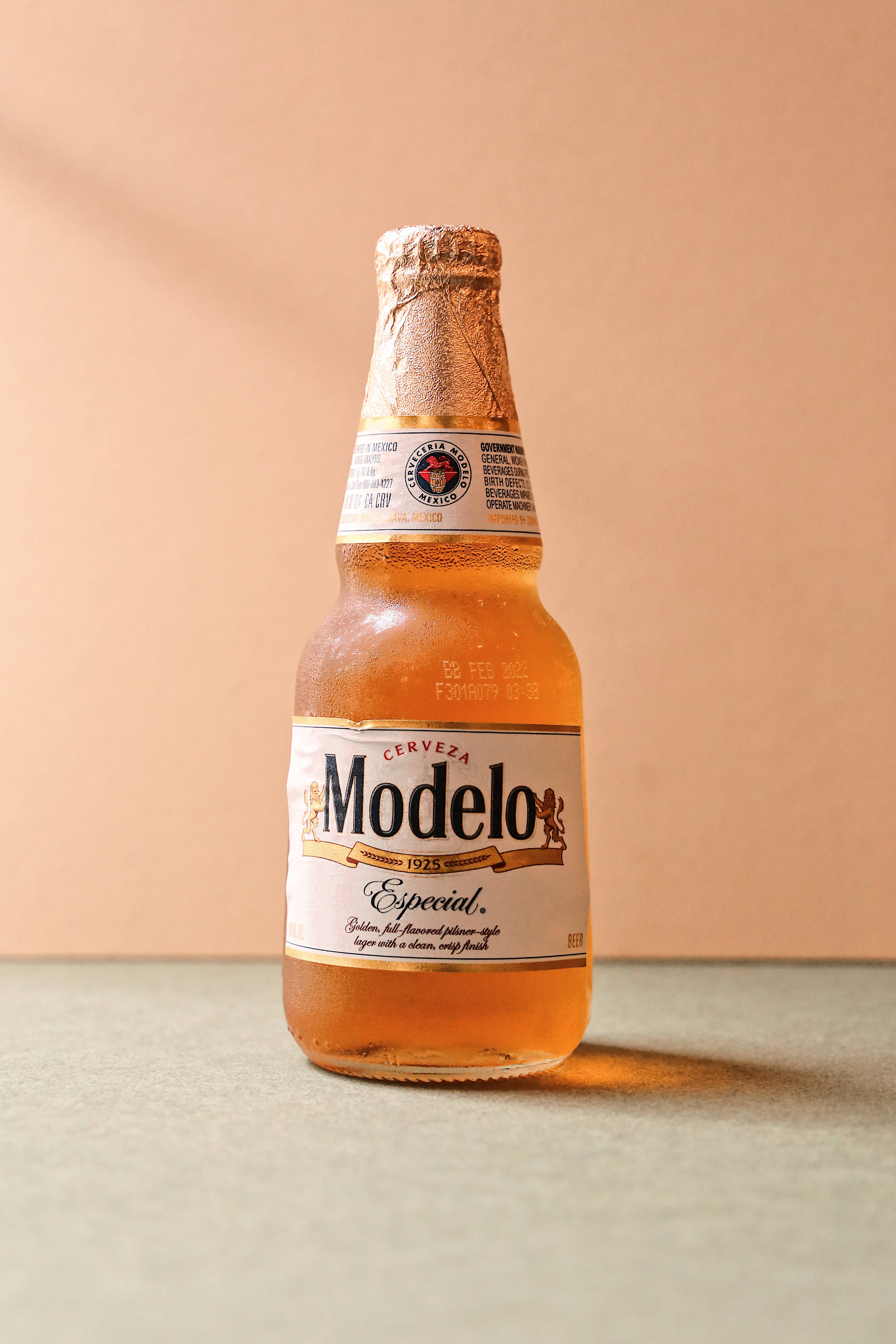 Холодная бутылка Modelo Especial со льдом Обои