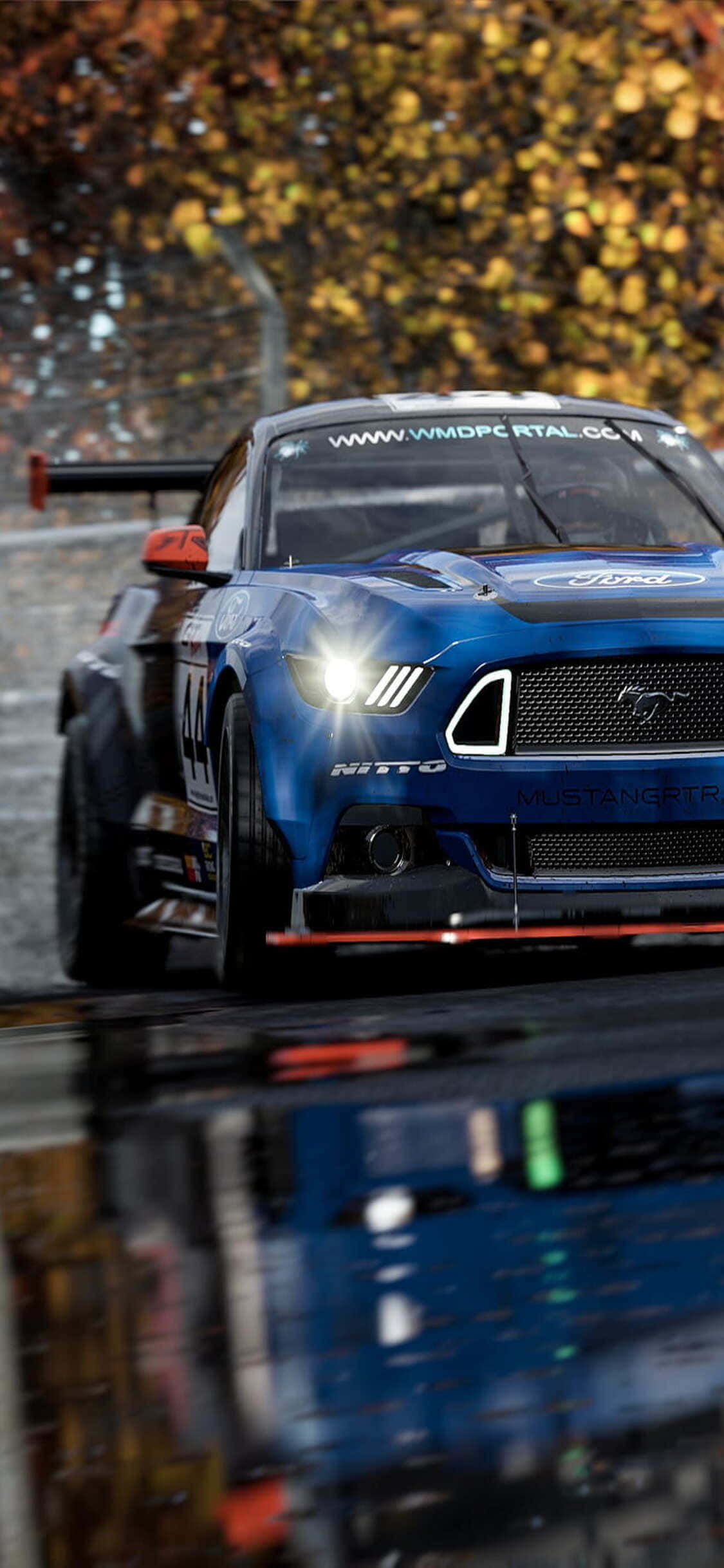 синий гоночный Mustang под дождём Обои