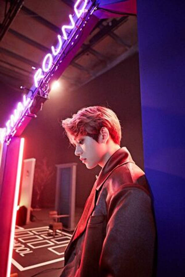 Nct Lucas у стены Обои