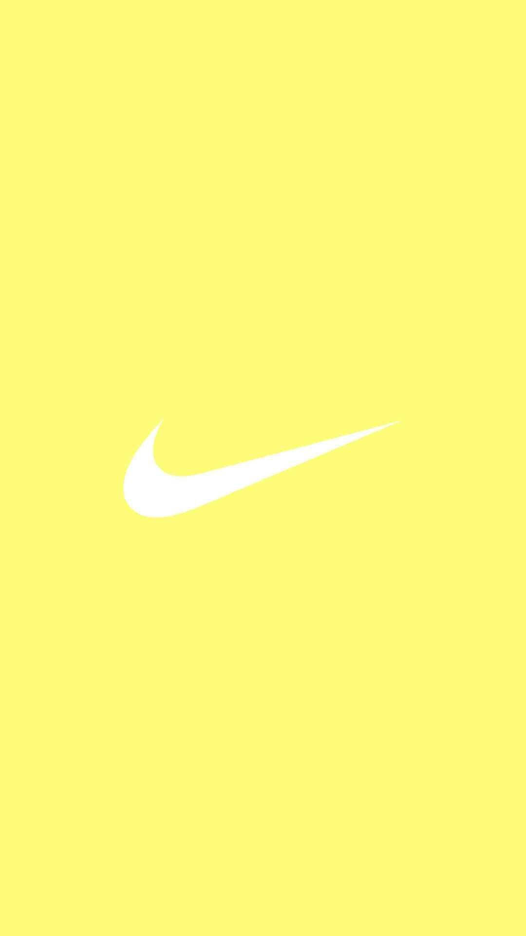 Логотип Nike на жёлтом фоне для телефона Обои