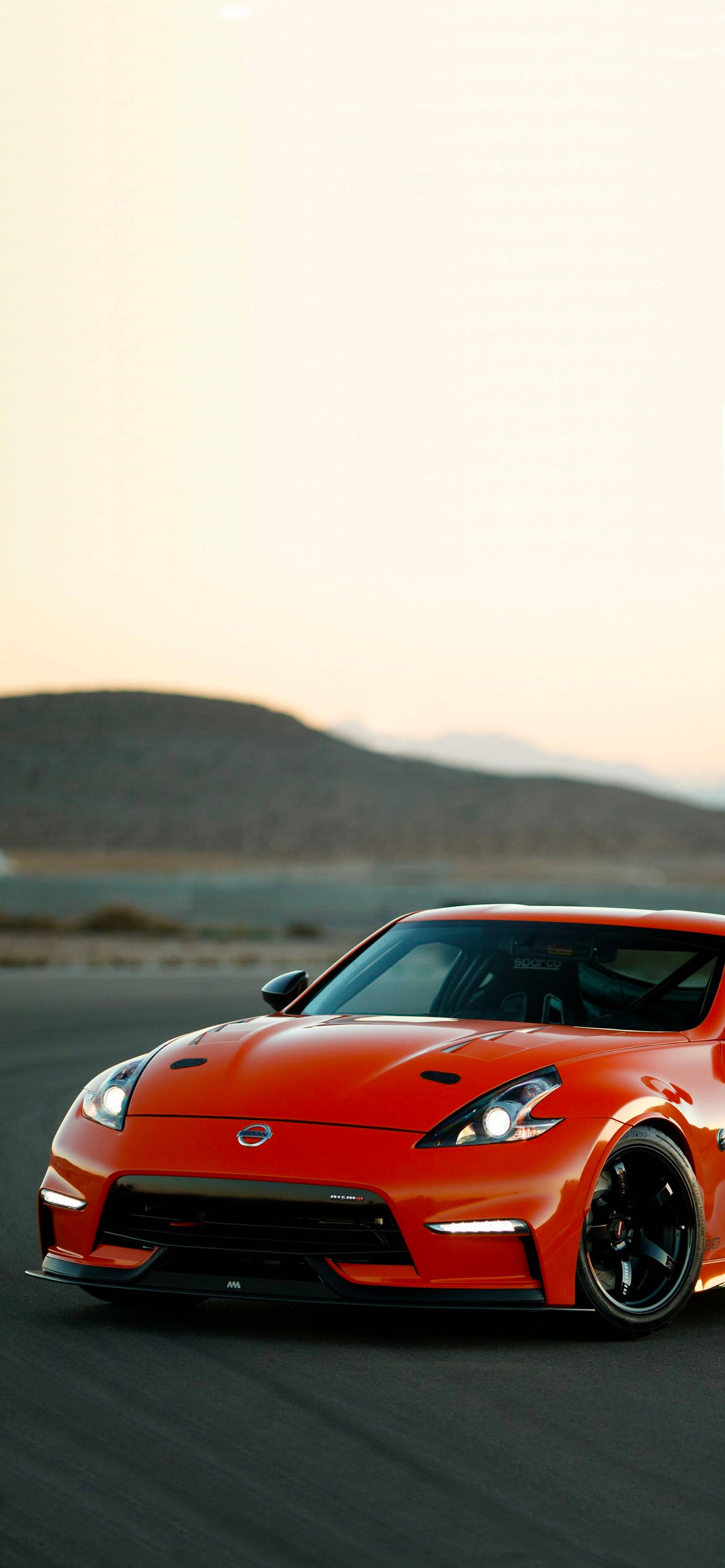 Красный Nissan 370Z на фоне холма Обои