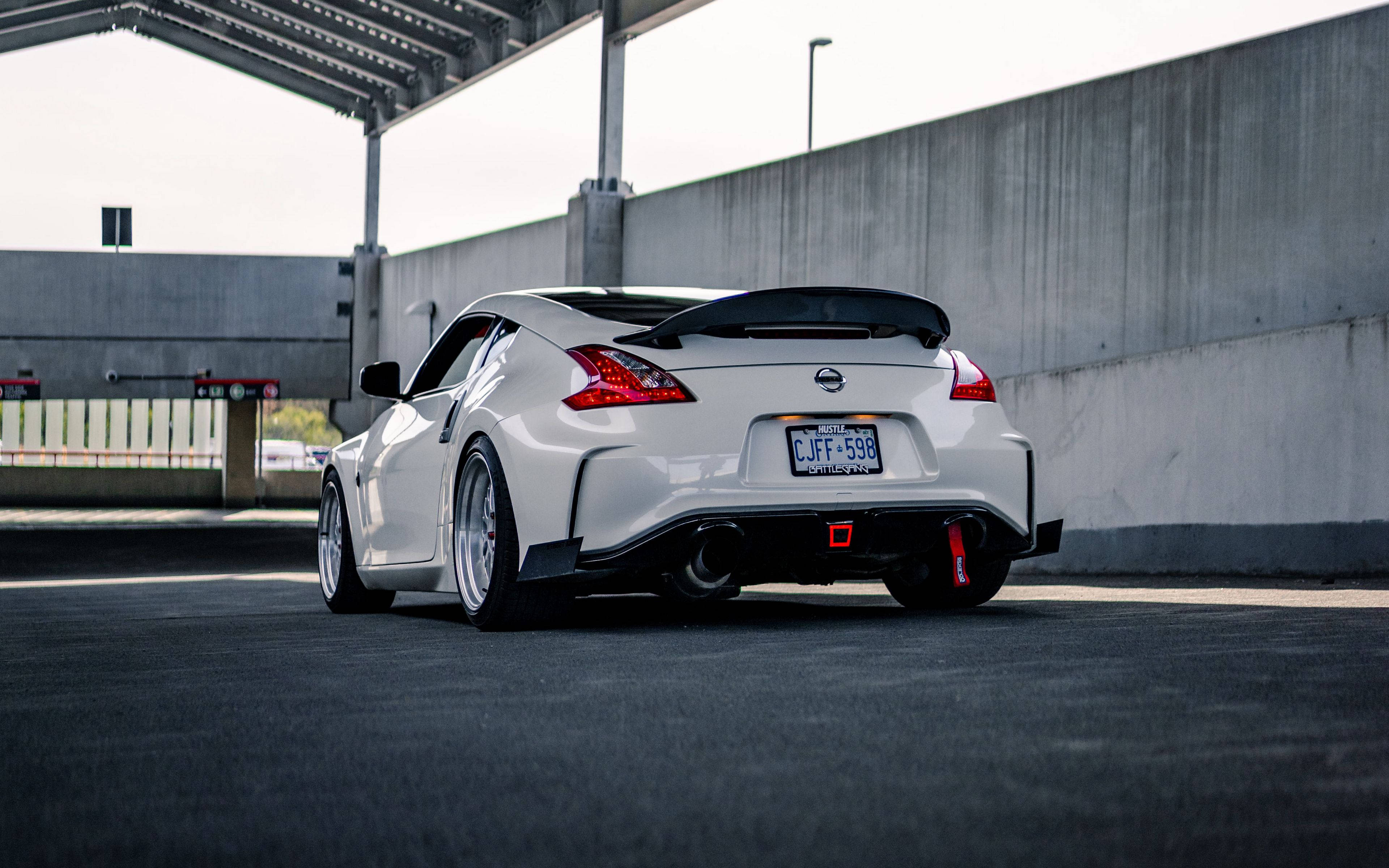 Nissan 370Z на крытой парковке Обои