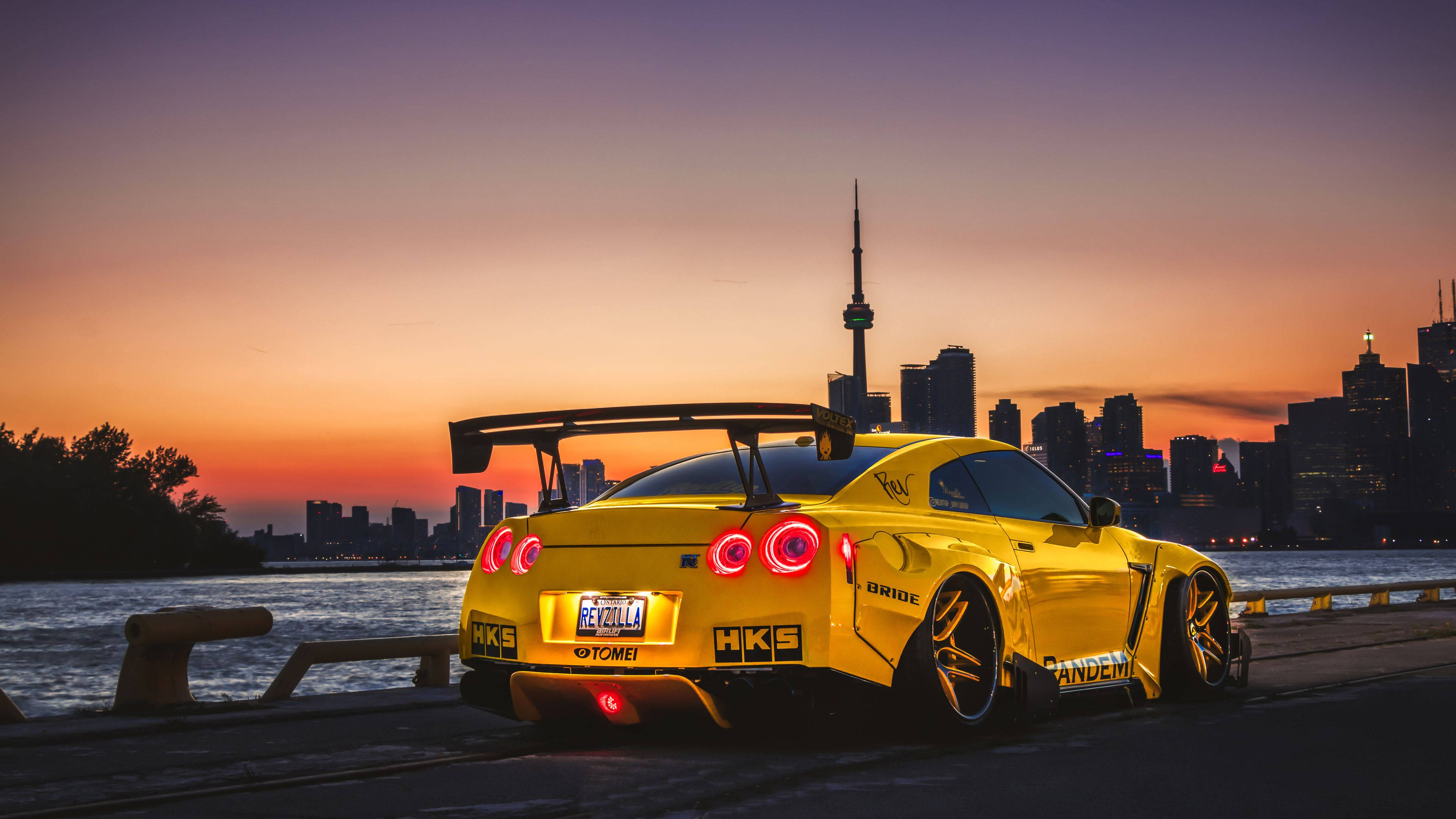 Величественный желтый Nissan GT-R в качестве 4K Обои