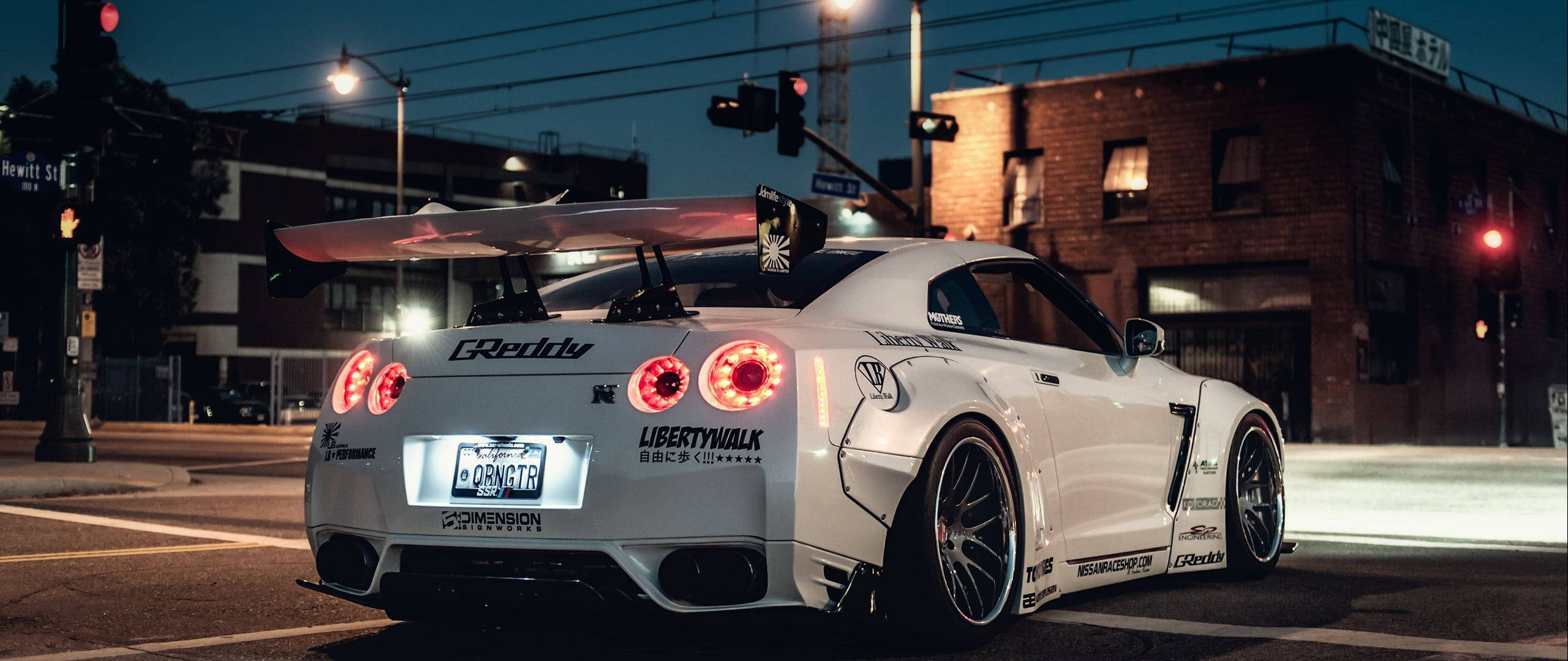 Белый Nissan Skyline GTR R34 сзади Обои