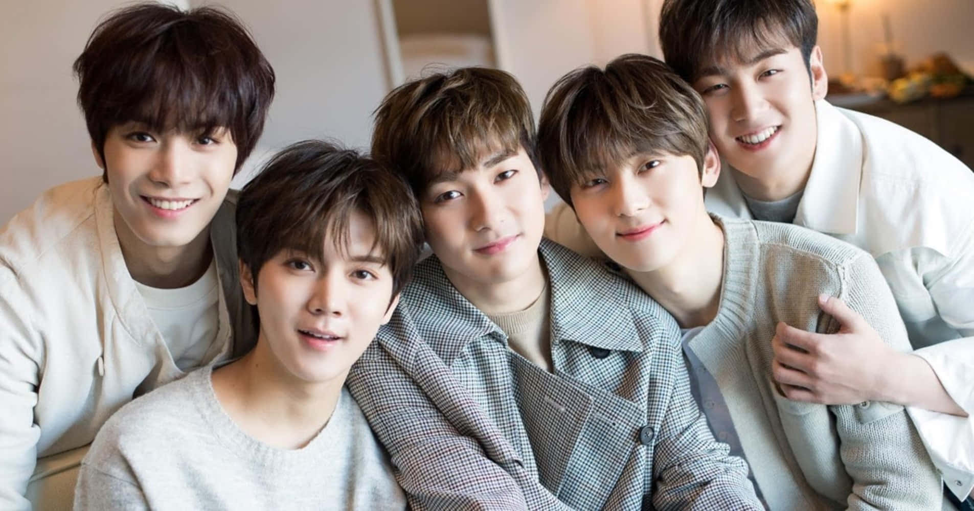 Концерт музыкальной группы NU'EST Обои