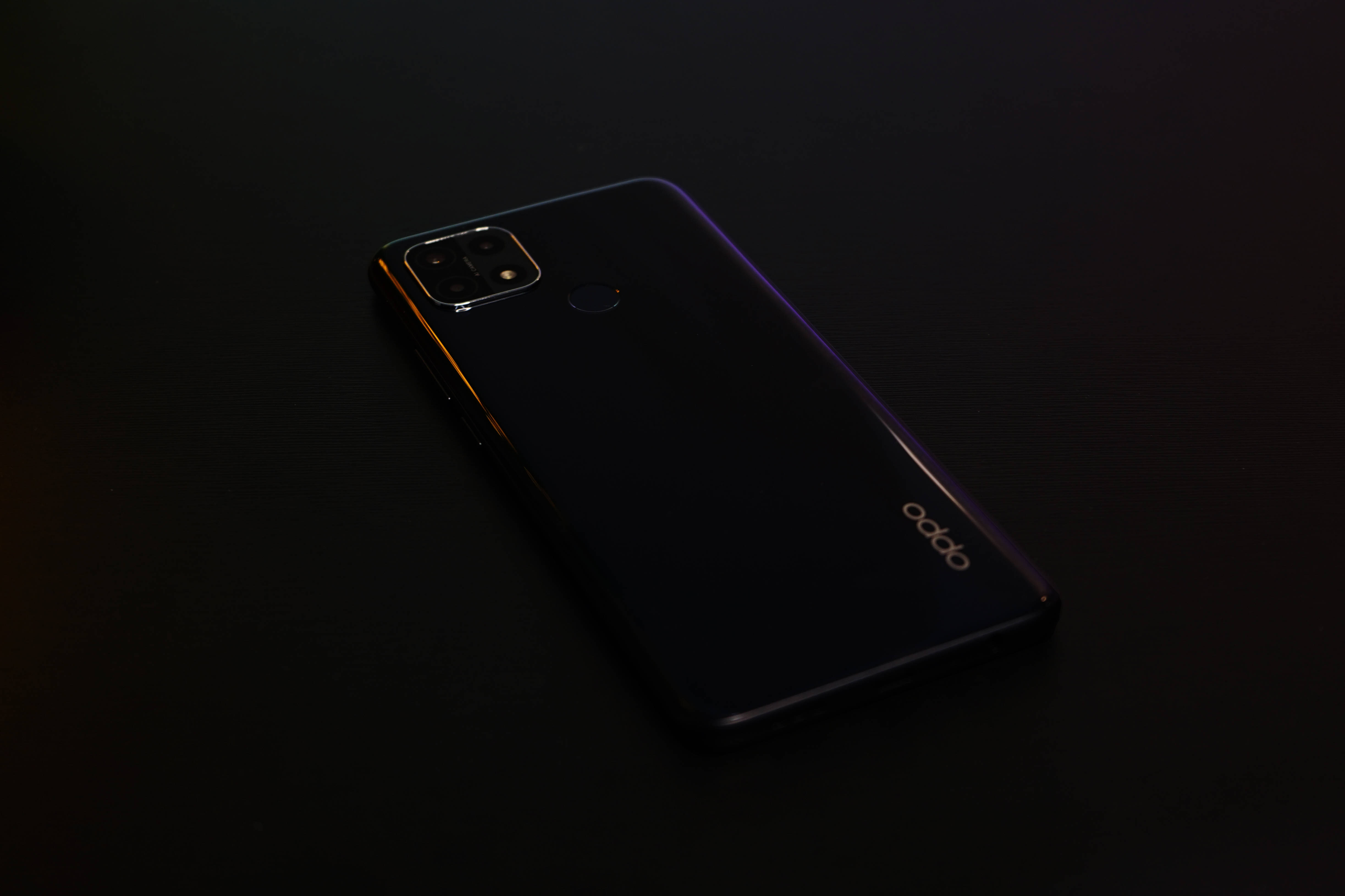 Черный смартфон Oppo Обои