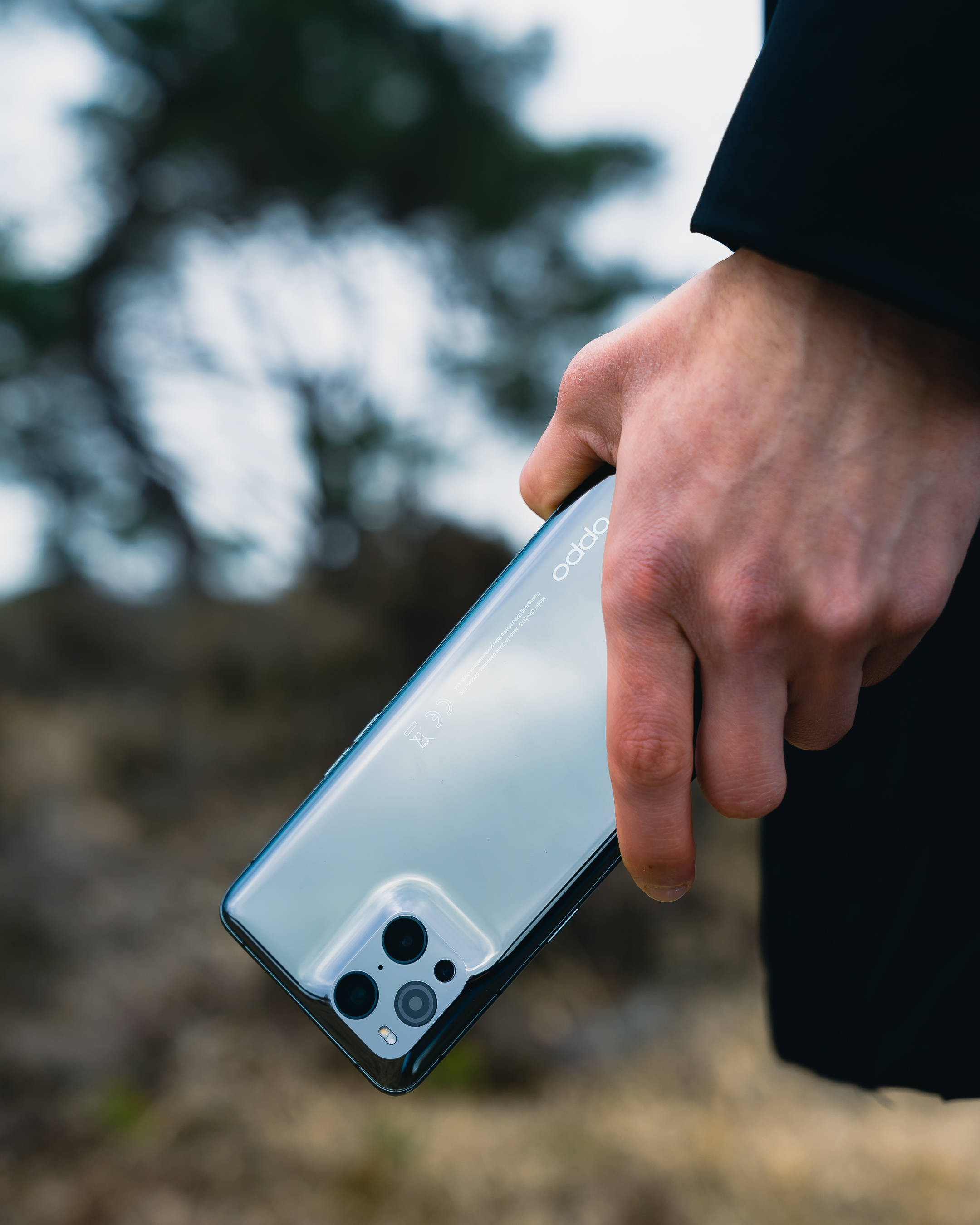 Молодой человек с устройством Oppo Обои