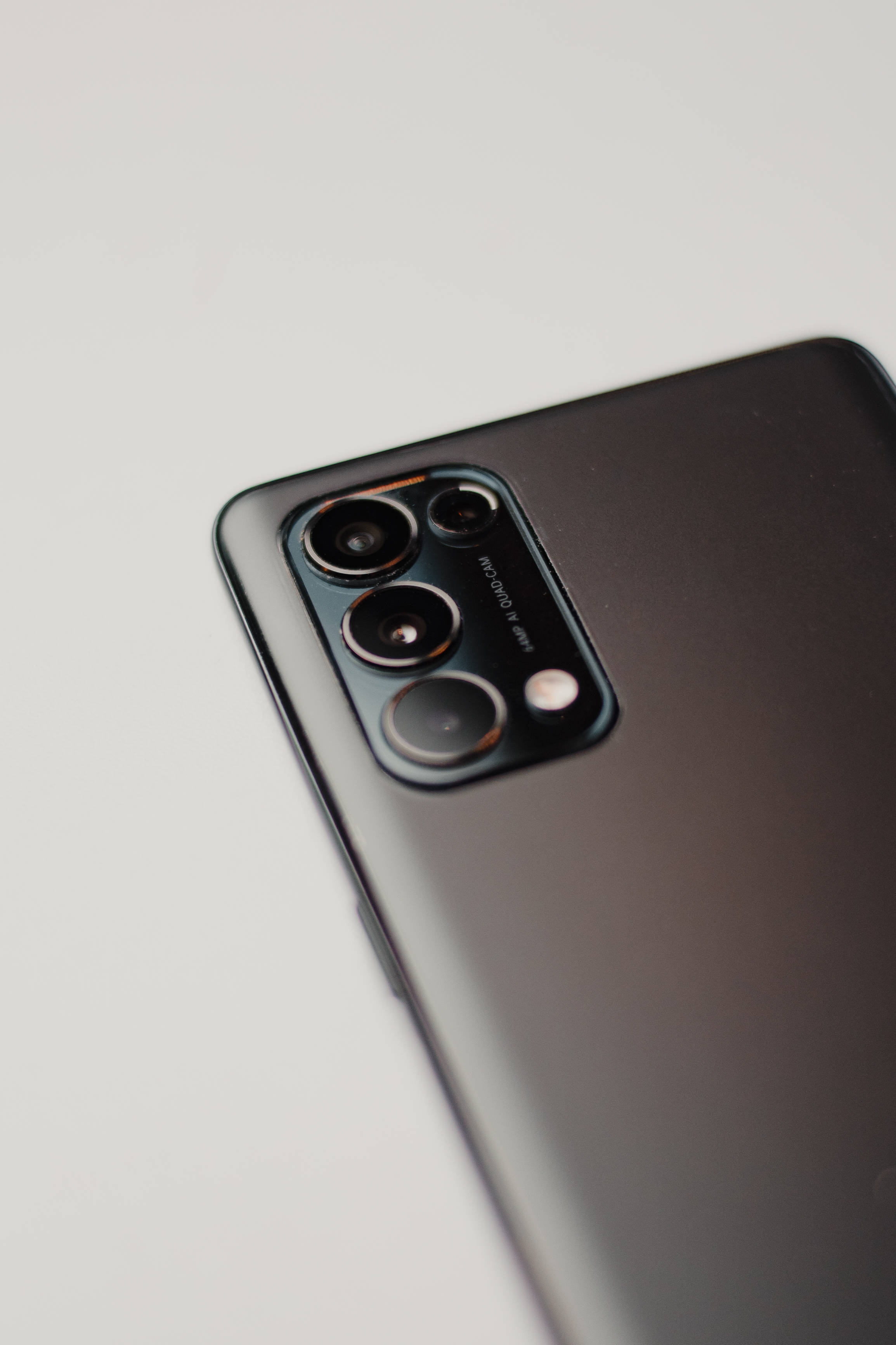 Серебристые объективы камер Oppo Обои