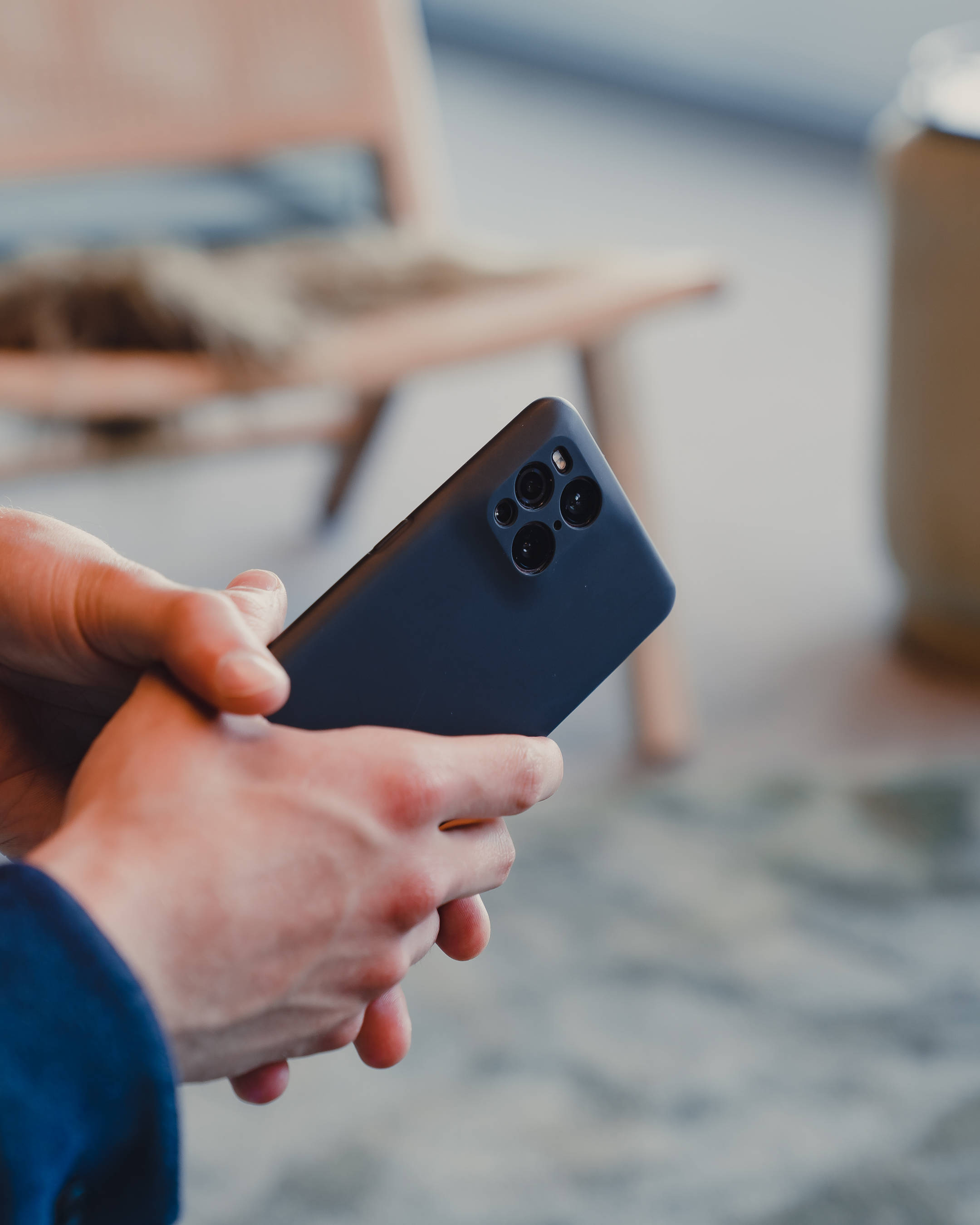 Темно-синий смартфон Oppo Обои