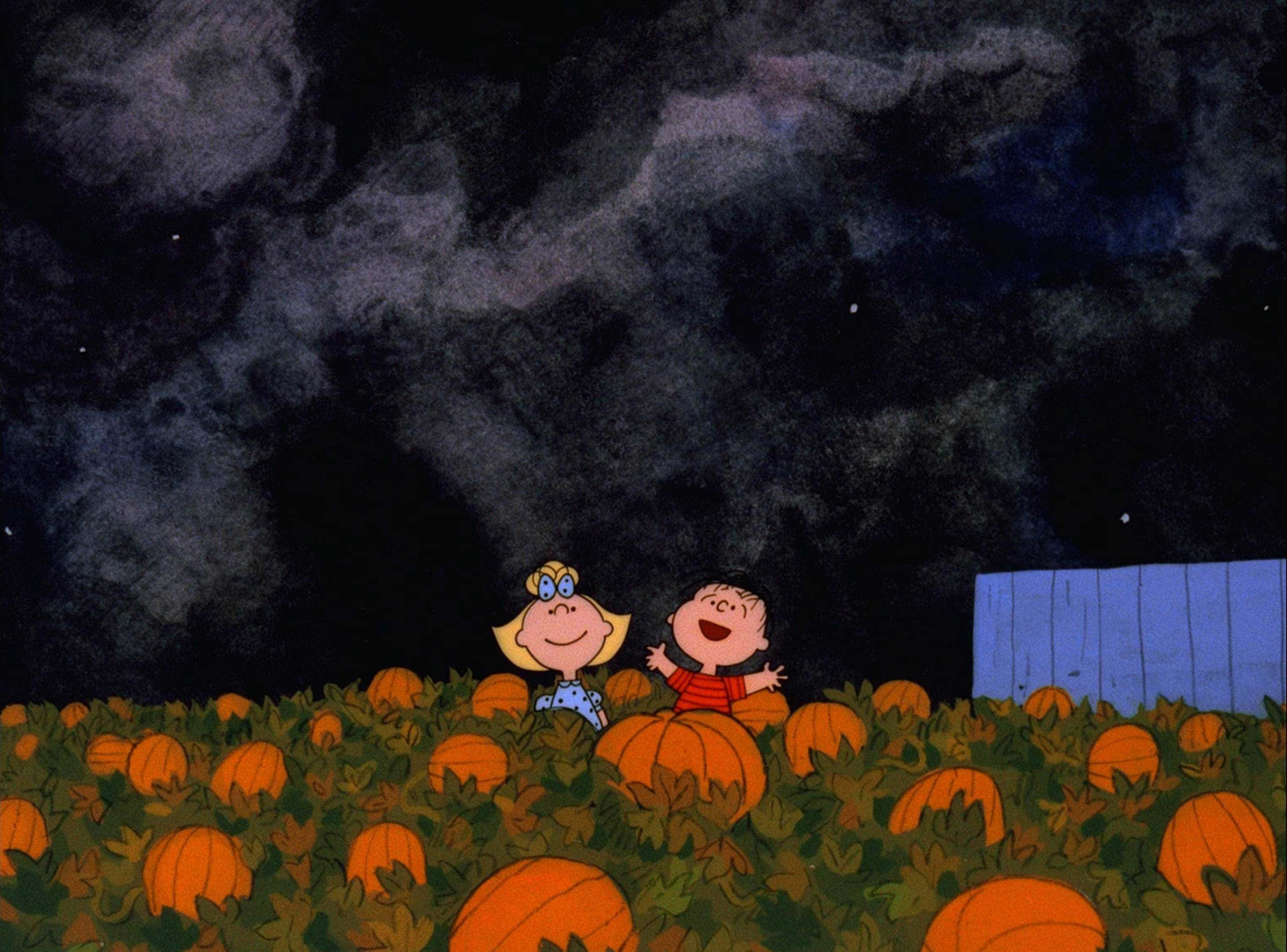 Эстетичный хэллоуинский фон с тыквенной грядкой и персонажами Peanuts Обои