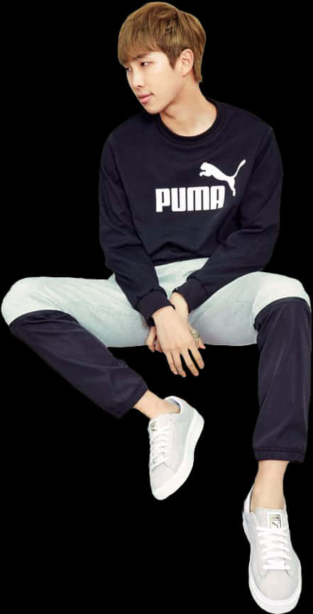 Повседневный образ Puma в сидячей позе Обои